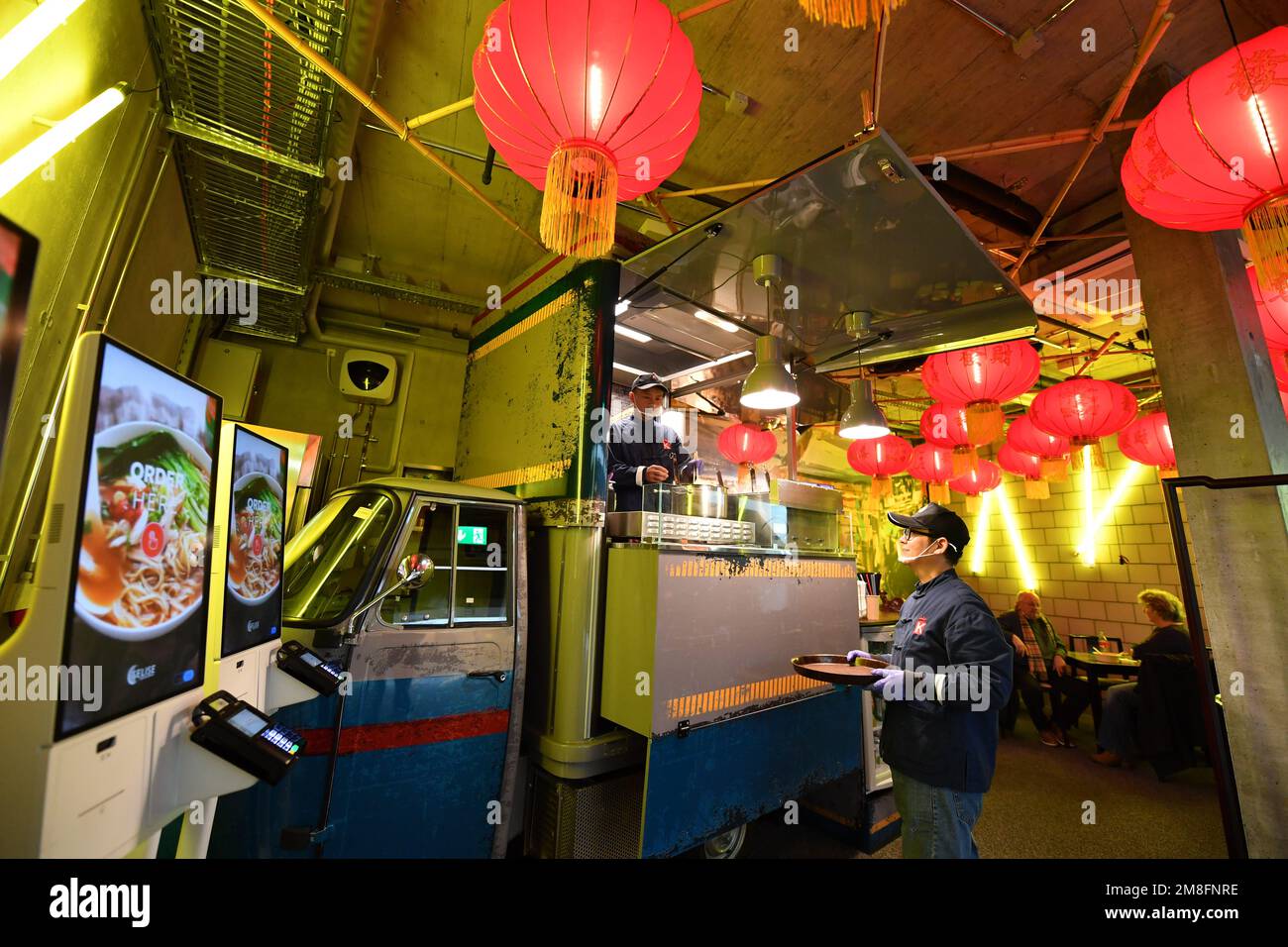 (230114) -- GINEVRA, 14 gennaio 2023 (Xinhua) -- questa foto scattata il 12 gennaio 2023 mostra il King Noodle Bar appena aperto al Terminal Grindelwald, un nuovo hub di trasporto per le tre montagne della regione sciistica di Jungfrau, in Svizzera. La famosa località panoramica e sportiva invernale, la Jungfrau in Svizzera, si aspetta di attrarre più turisti cinesi e appassionati di sport nel prossimo futuro. Con la recente ottimizzazione della risposta del COVID-19 da parte della Cina e il graduale ripristino dei viaggi all'estero dei cittadini cinesi, Jungfrau si è preparata per un'impennata dei turisti cinesi in questa stagione sciistica. PASSARE A 'SW Foto Stock