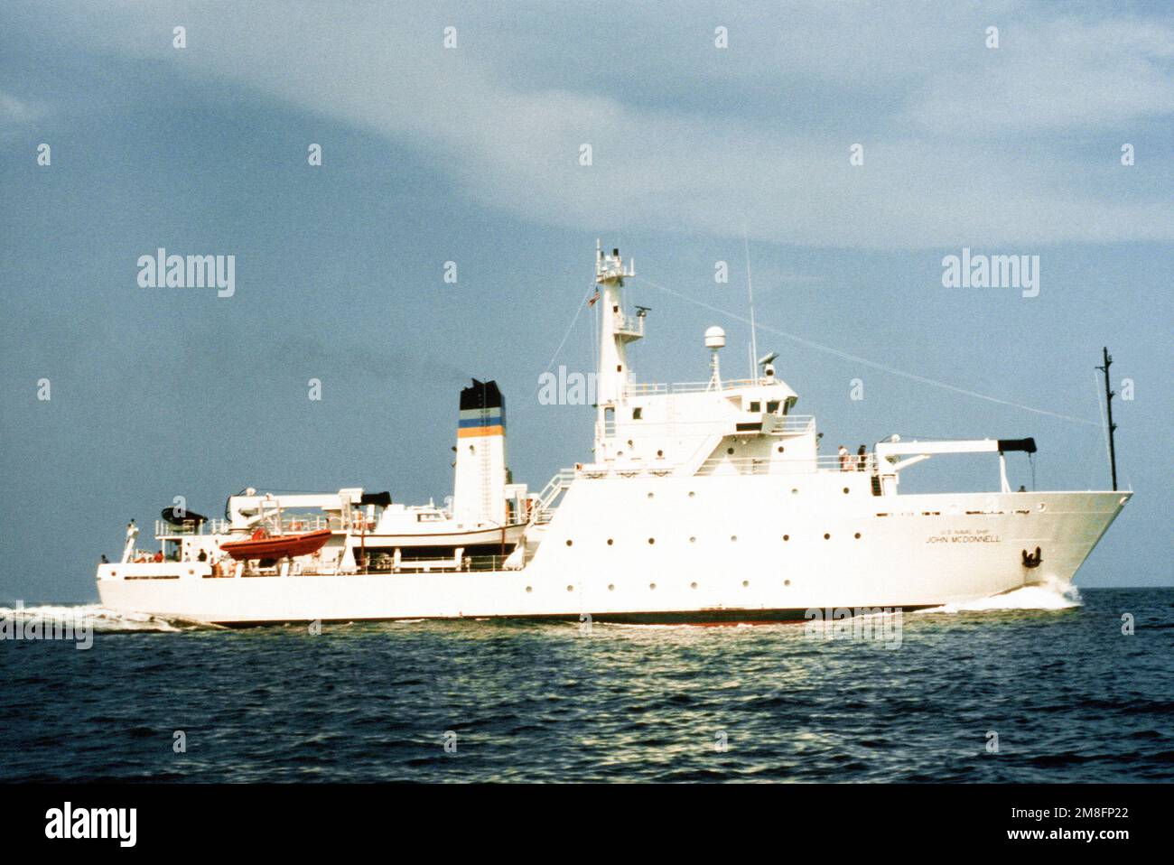 Una vista a dritta della nave militare di ispezione del comando Sealift USNS JOHN MCDONNELL (T-AGS-51) in corso durante le prove in mare. Nazione: Golfo del Messico Foto Stock
