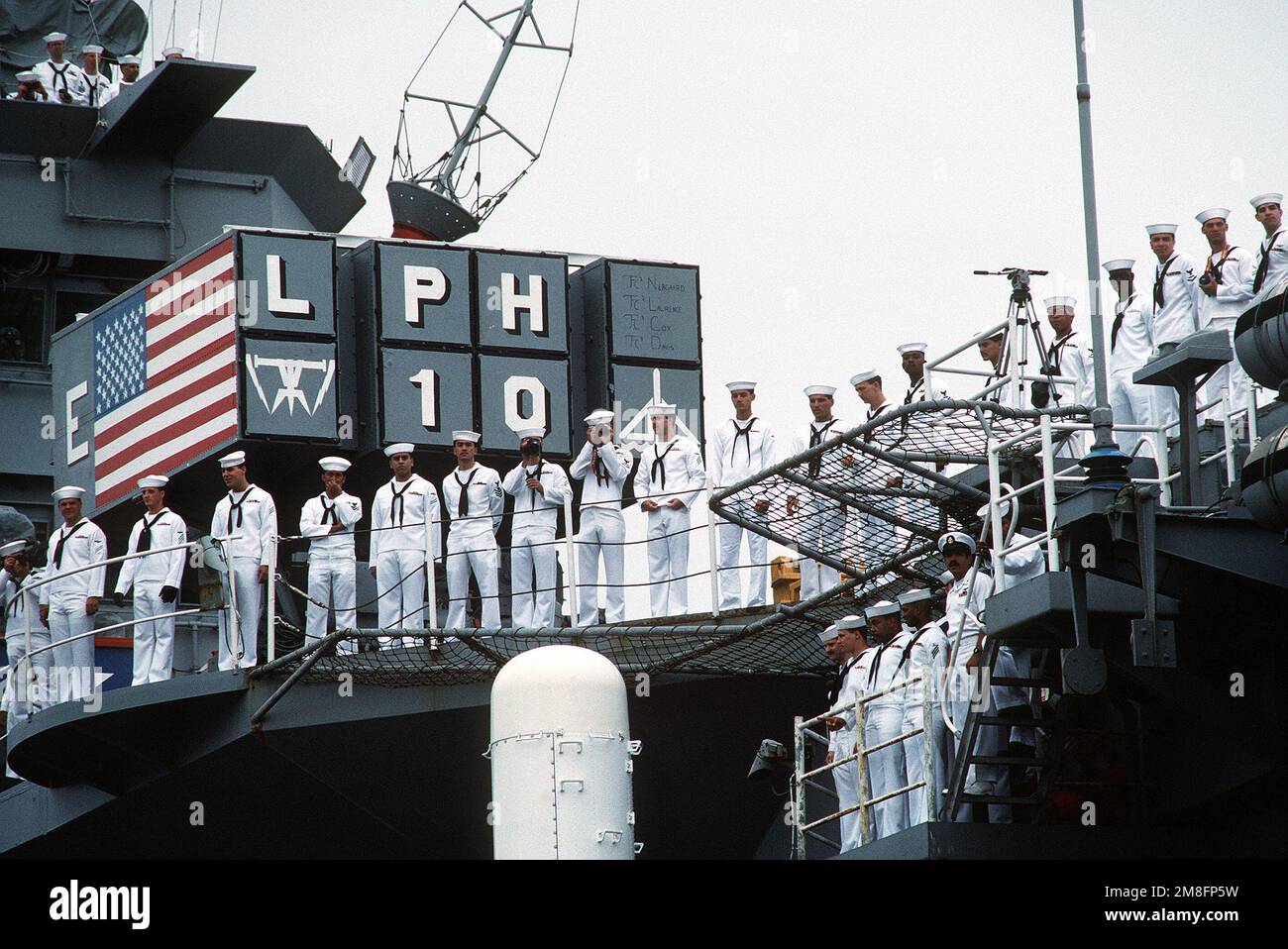 I marinai imbustano le rotaie a bordo della nave d'assalto anfibia USS TRIPOLI (LPH-10) mentre la nave attracca nel porto. Il TRIPOLI subì danni allo scafo quando colpì una miniera irachena il 18 febbraio 1991 mentre pattugliava nel Golfo Persico durante l'operazione Desert Storm. La nave è stata riparata in Bahrain e poi ha completato il suo dispiegamento prima di ritornare alla Stazione Navale di San Diego. Soggetto operativo/Serie: DESERT STORM base: San Diego Stato: California(CA) Paese: Stati Uniti d'America (USA) Foto Stock