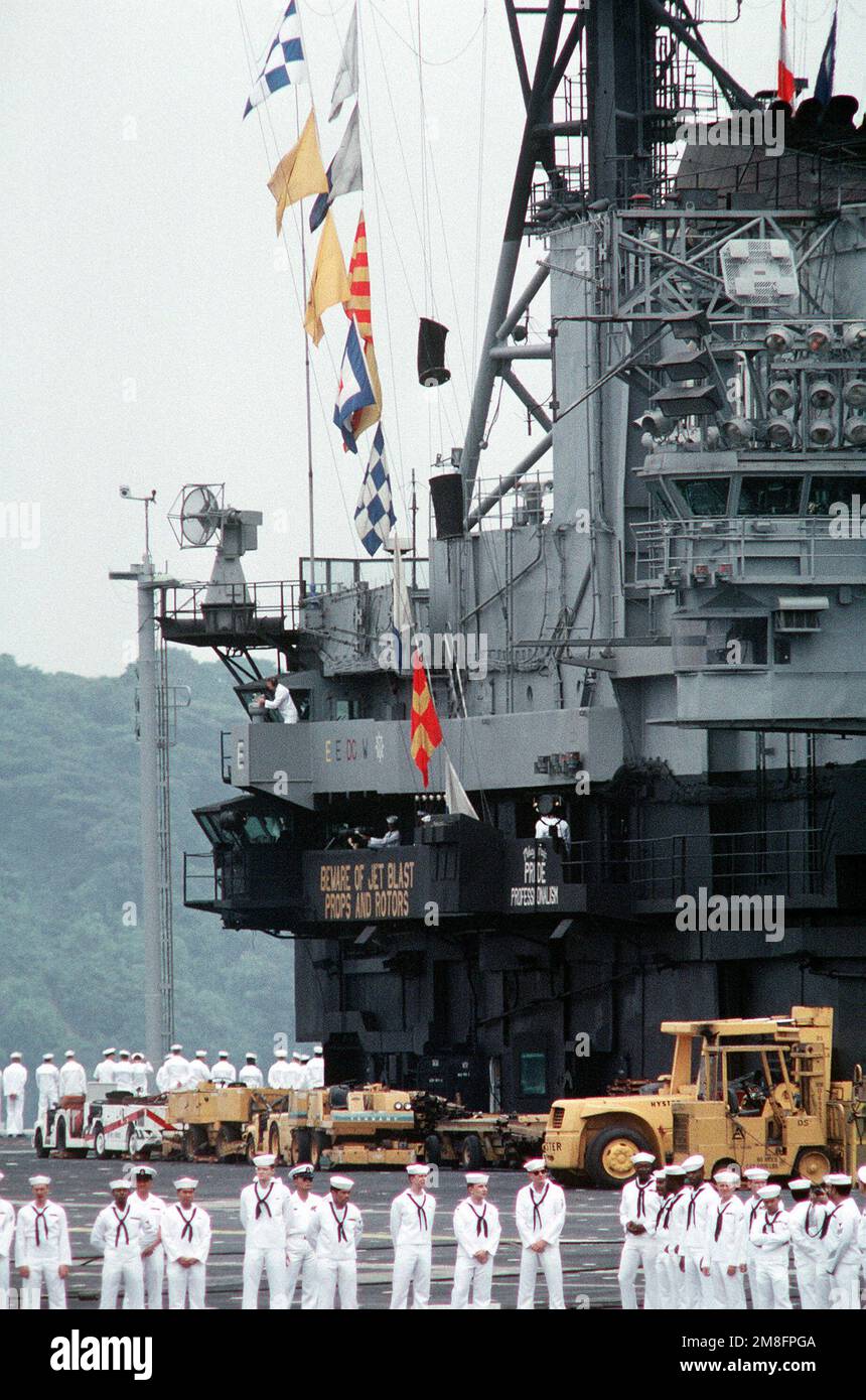 I marinai si alzano a proprio agio mentre presergono le rotaie sul ponte di volo della portaerei USS MIDWAY (CV-41) mentre la nave parte da Yokosuka per l'ultima volta. La MIDWAY, che ha sede in Giappone dal 1973, sarà sostituita dalla portaerei USS INDEPENDENCE (CV-62) come portaerei a termine della Marina. Base: Naval Station, Yokosuka Nazione: Giappone (JPN) Foto Stock