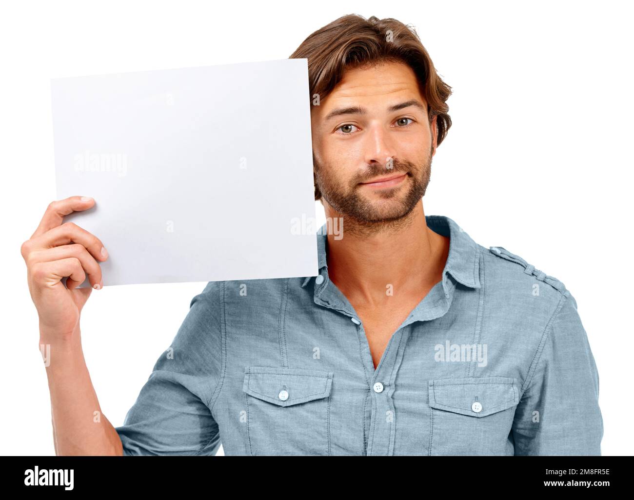 Mockup, ritratto studio e uomo con poster, cartellone o affissioni per marketing, pubblicità o posizionamento di prodotti. Cartellone, spazio per striscioni e vendite Foto Stock