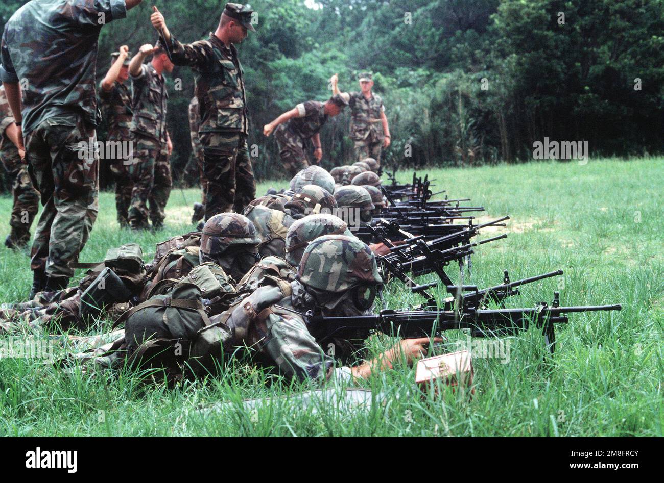 Membri della Co.. B, 1st BN., 2nd Marine Regt., indossare maschere a gas M-17 come mira M-249 squadra armi automatiche durante un esercizio di sparo di armi. Stato: Okinawa Paese: Giappone (JPN) Foto Stock