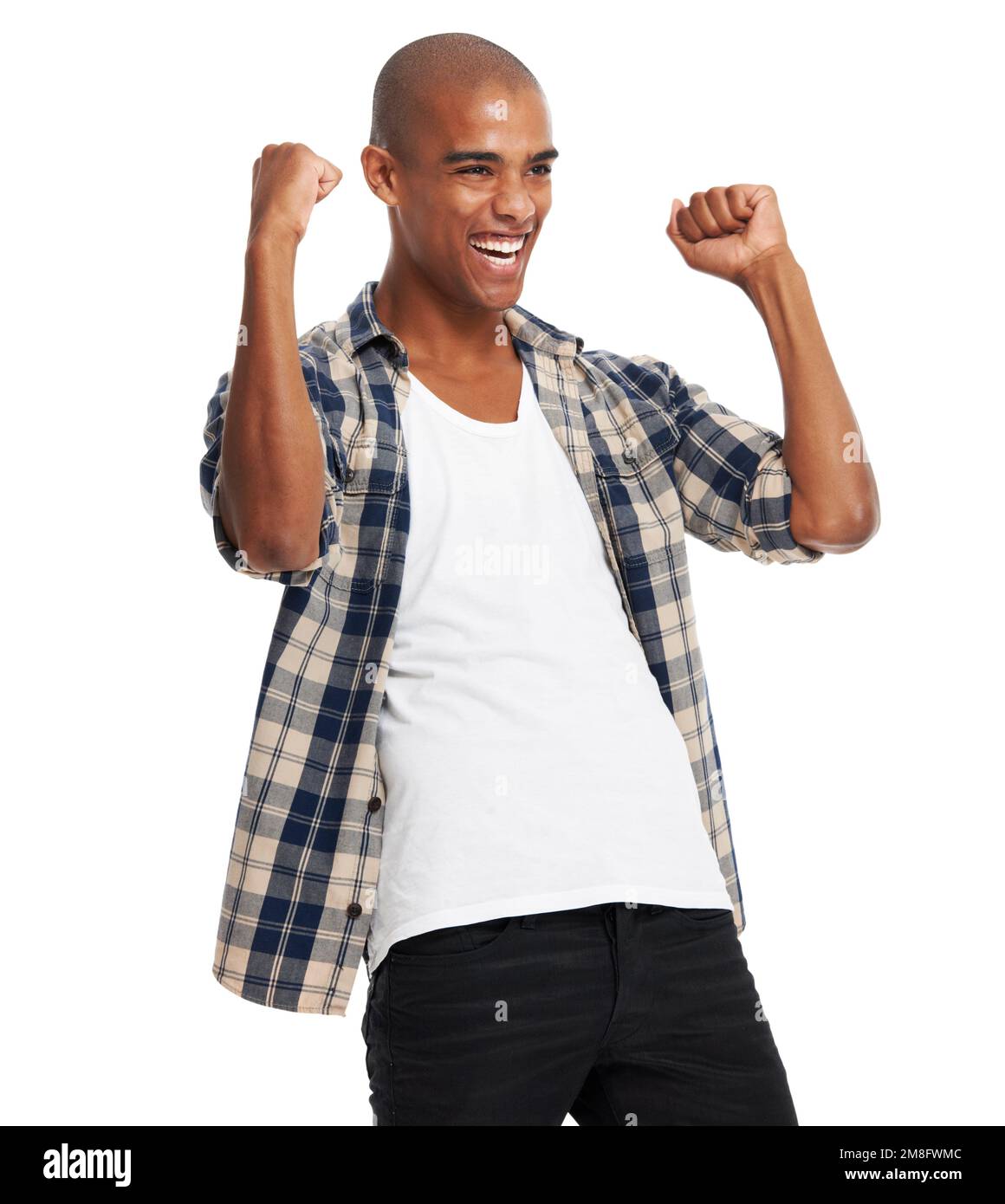 Uomo nero eccitato, celebrazione studio e pugno mani in aria con sorriso da sfondo bianco. Felice gen z uomo, moda e celebrazione con isolato Foto Stock