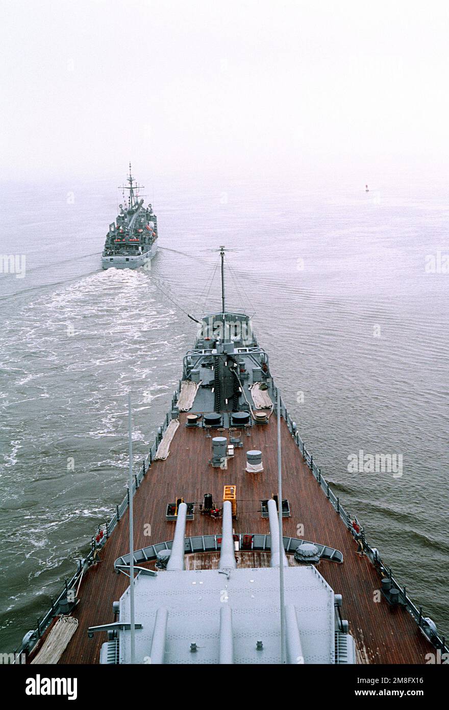 La nave di salvataggio e salvataggio USS EDENTON (ATS-1) convette la nave da guerra smantellata WISCONSIN (BB-64) a Naval Shipyard, Philadelphia, Pennsylvania. Paese: Sconosciuto Foto Stock