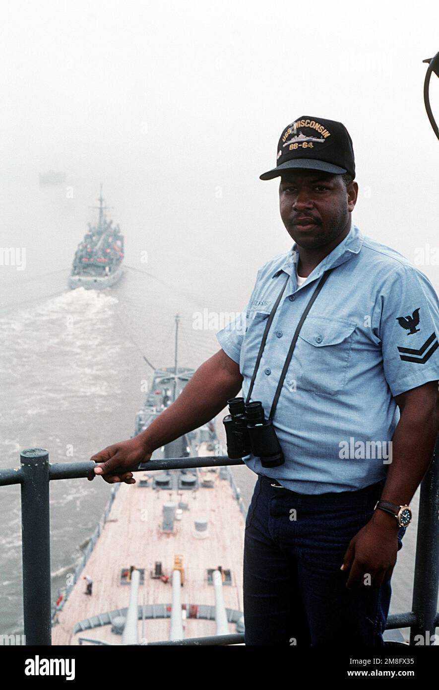 Un piccolo ufficiale funge da osservatorio a bordo della nave da guerra smantellata WISCONSIN (BB-64) mentre viene trainata a Naval Shipyard, Philadelphia, Pennsylvania, dalla nave di salvataggio e salvataggio USS EDENTON (ATS-1). Paese: Sconosciuto Foto Stock