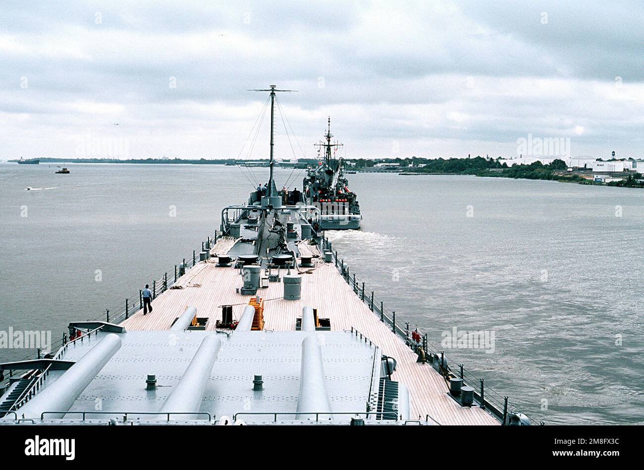 La nave di salvataggio e salvataggio USS EDENTON (ATS-1) convette la nave da guerra smantellata WISCONSIN (BB-64) a Naval Shipyard, Philadelphia, Pennsylvania. Paese: Sconosciuto Foto Stock