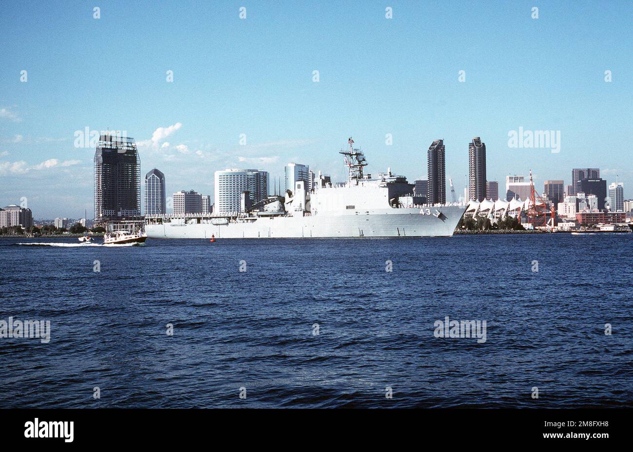 Vista a dritta della nave di sbarco USS FORT MCHENRY (LSD-43) nella baia di  San Diego. La nave è una delle sei unità statunitensi Navi della Marina che  prendono parte alla Parata