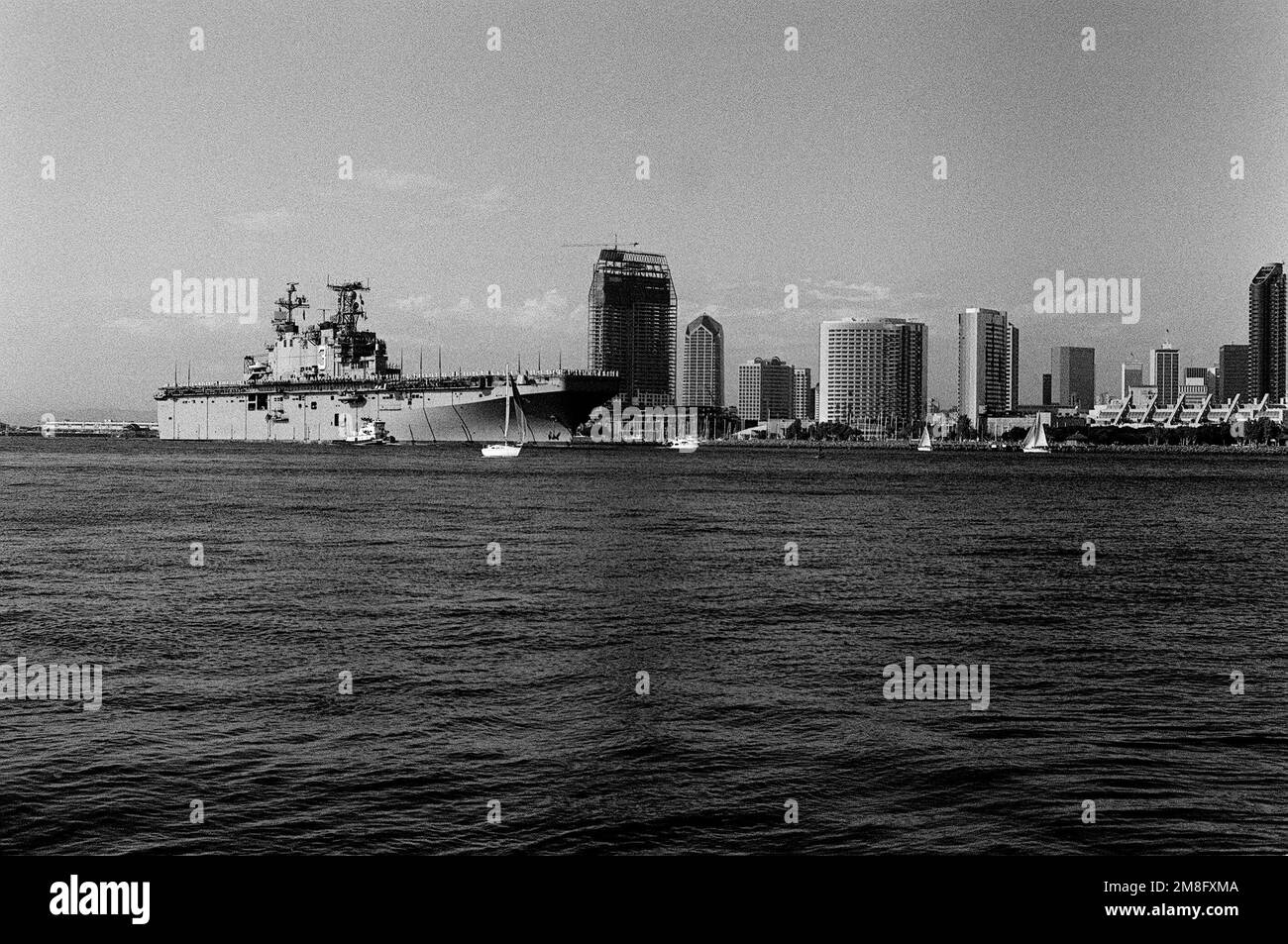 Con il suo equipaggio che si occupa delle rotaie, la nave d'assalto anfibia USS BELLEAU WOOD (LHA-3) passa in rassegna come parte della Parata delle navi durante la celebrazione delle Accolades della città, un omaggio annuale alle unità militari locali e al personale. Base: San Diego Stato: California(CA) Paese: Stati Uniti d'America (USA) Foto Stock