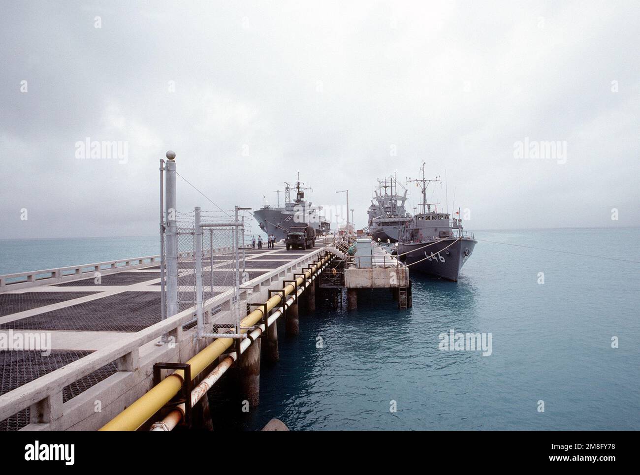 La giapponese Maritime Self Defense Force (JMSDF) Takami classe minispeeper OKITSU (MSC 646), in primo piano, la nave di comando anfibio USS BLUE RIDGE (LCC 19), a sinistra, sullo sfondo, e la nave da carico anfibio USS ST. LOUIS (LKA 116) sono ormeggiate ad un molo. Diverse navi JMSDF sono ritornate nella zona dopo aver prestato servizio nell'area del Golfo Persico mentre negli Stati Uniti Le navi della Marina sono nella regione per partecipare all'esercizio Valiant Blitz '91. Subject Operation/Series: VALIANT BLITZ '91 base: White Beach Stato: Okinawa Paese: Giappone(JPN) Foto Stock
