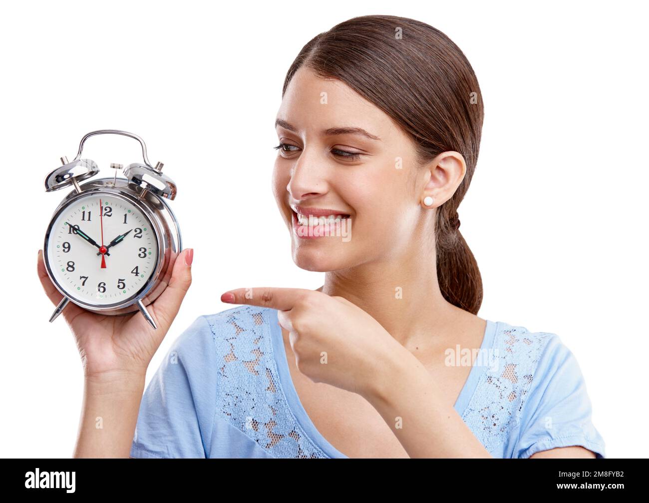 Orologio, ora e puntamento con una donna modello in studio isolato su uno sfondo bianco per la sveglia o promemoria. Sveglia, punto e programma con un Foto Stock