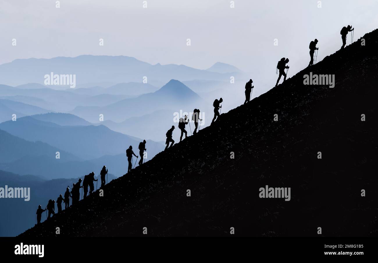 trekking attivo e determinato degli alpinisti professionisti fino alla vetta e impegnative attività sportive Foto Stock