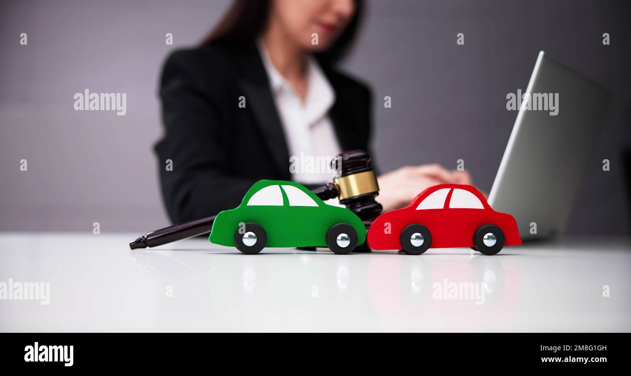 Legge di assicurazione contro la responsabilità per danni causati da incidenti stradali. Avvocato con Gavel Foto Stock