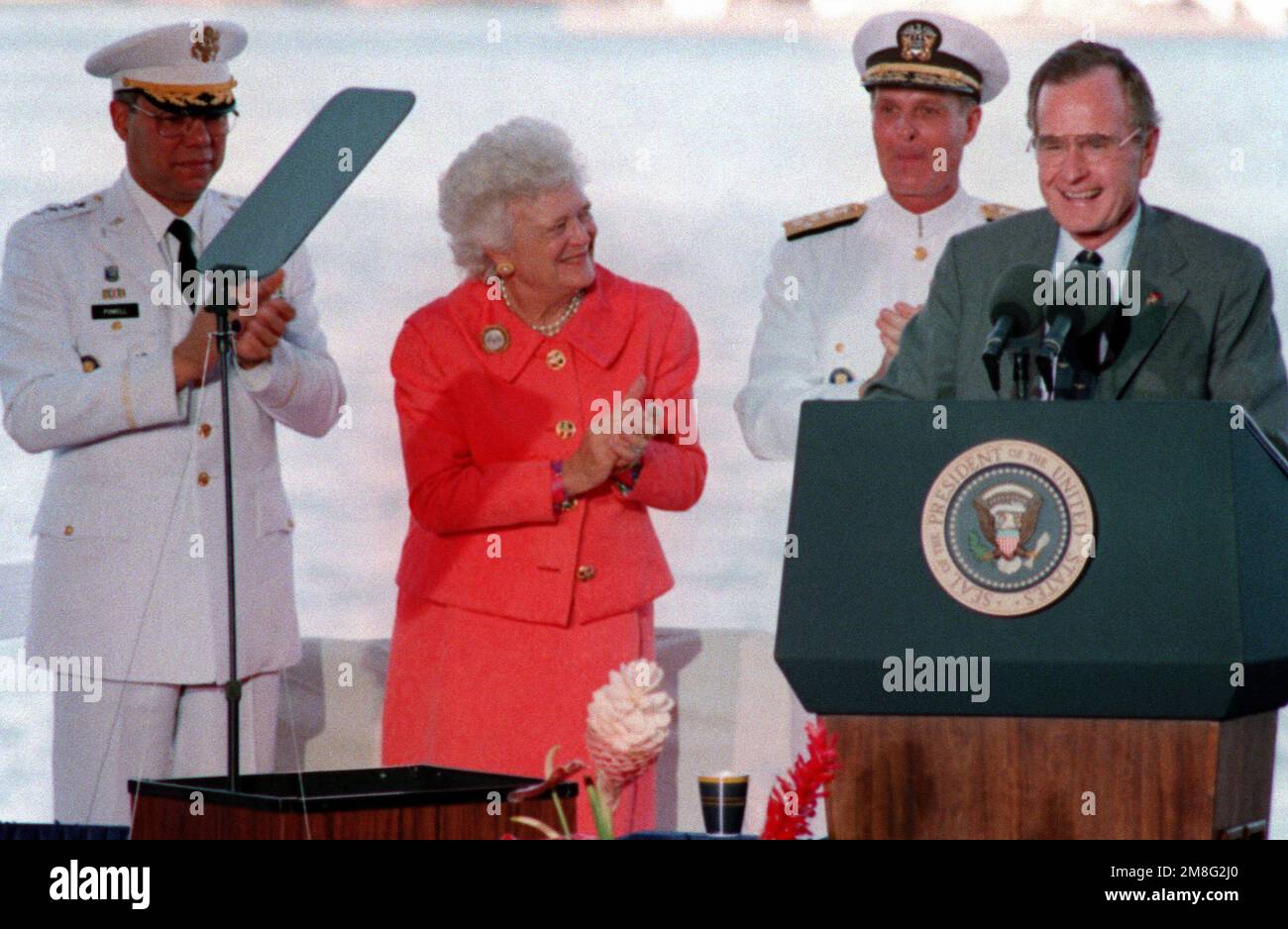 Generale Colin L. Powell, a sinistra, Presidente dei Capi di STATO maggiore, prima signora Barbara Bush e ammiraglio Charles R. Larson, Comandante in CAPO, comando del Pacifico degli Stati Uniti, Applaudire come Presidente George Bush conclude un discorso su Kilo 8 Pier durante l'osservanza del 50th° anniversario dell'attacco giapponese a Pearl Harbor. Base: Naval Station, Pearl Harbor Stato: Hawaii(HI) Paese: Stati Uniti d'America (USA) Foto Stock