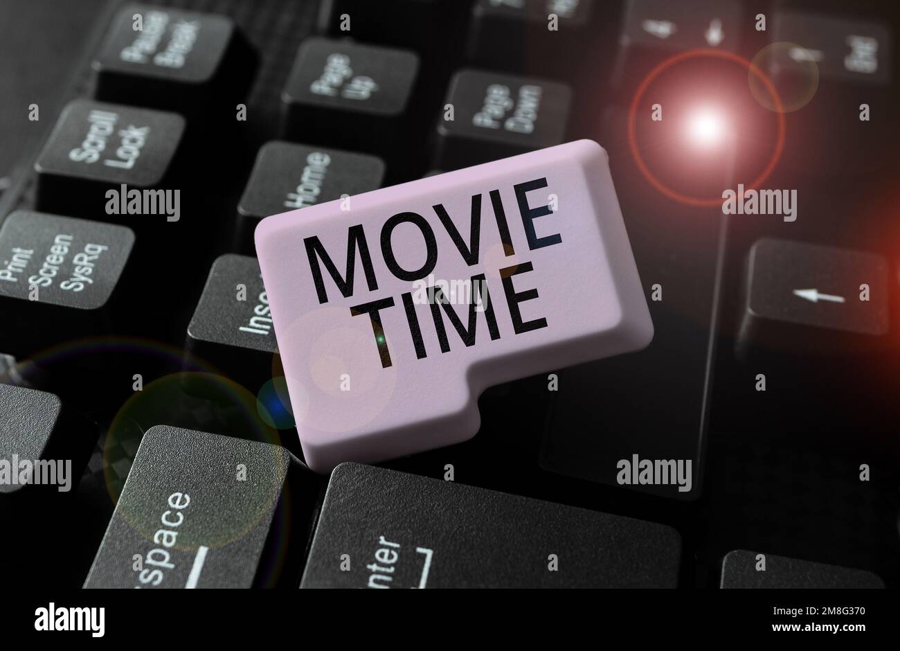 Scrittura a mano segno Movie Time. Panoramica aziendale l'ora programmata o effettiva in cui inizia uno spettacolo o un film Foto Stock
