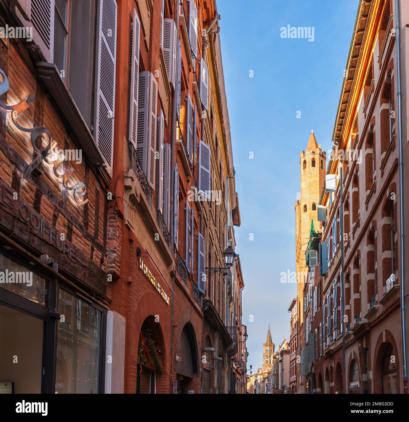 Rue du Taur in inverno e il campanile della chiesa Taur sulla sinistra, a Tolosa in Haute-Garonne, Occitanie, Francia Foto Stock