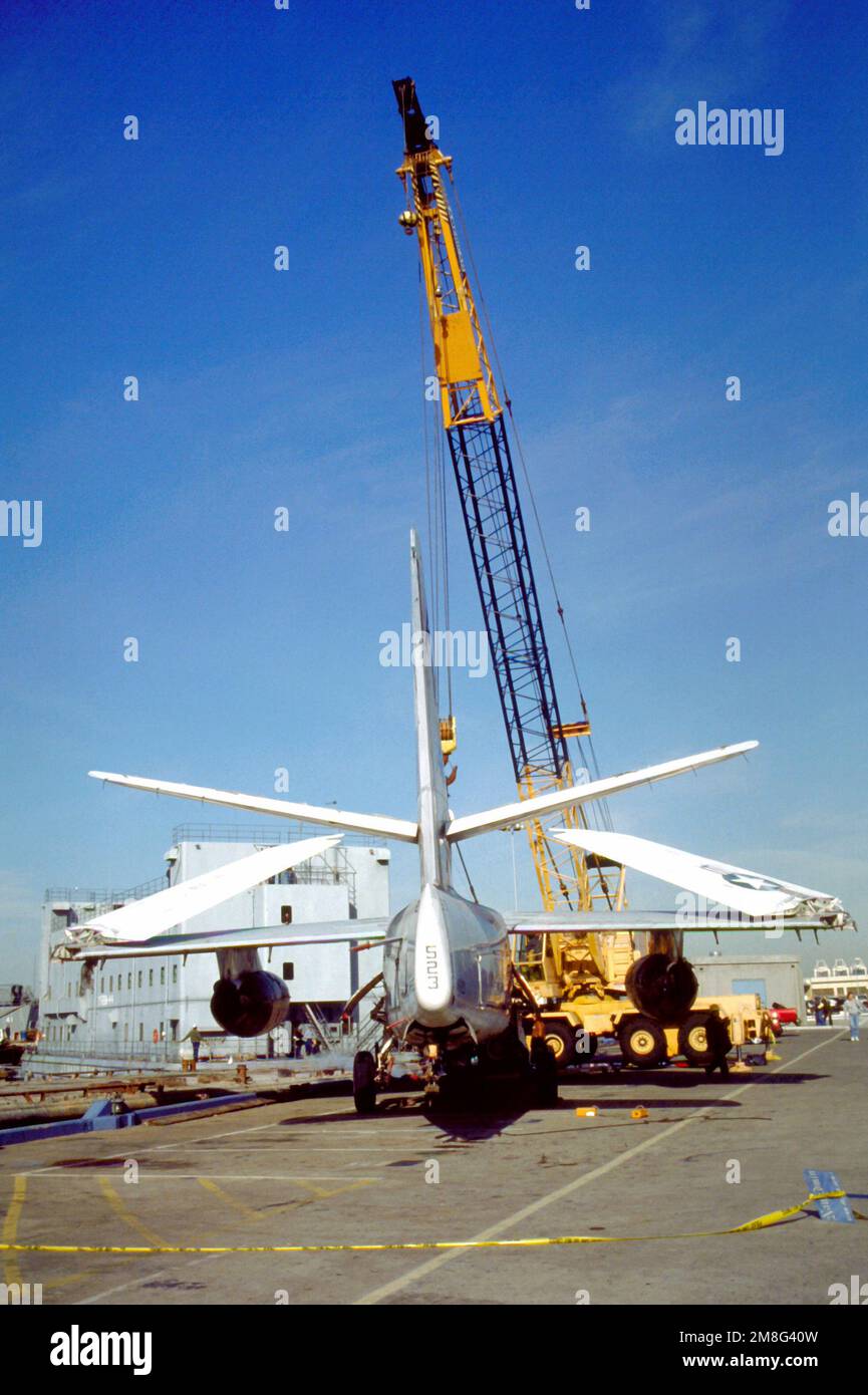 Una vista posteriore di un aereo Tactical Aerial Refuelling Squadron 208 (VAK-208) KA-3B Skywarrior quando si trova sul molo. L'aeromobile, che è stato ritirato dal servizio, sarà caricato su una chiatta e portato al Western Aerospace Museum di Oakland, California, dove sarà messo in mostra. Base: Naval Air Station, Alameda Stato: California(CA) Paese: Stati Uniti d'America (USA) Foto Stock