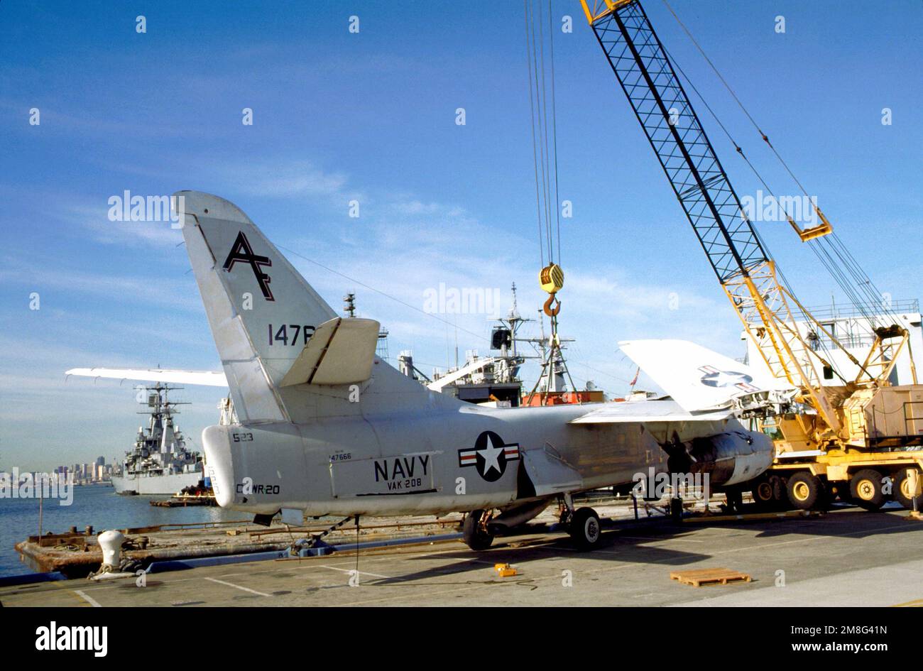 Un aereo Tactical Aerial Refuelling Squadron 208 (VAK-208) KA-3B Skywarrior si siede sul molo, fissato ad una gru. L'aeromobile, che è stato ritirato dal servizio, sarà caricato su una chiatta e portato al Western Aerospace Museum di Oakland, California, dove sarà messo in mostra. Base: Naval Air Station, Alameda Stato: California(CA) Paese: Stati Uniti d'America (USA) Foto Stock