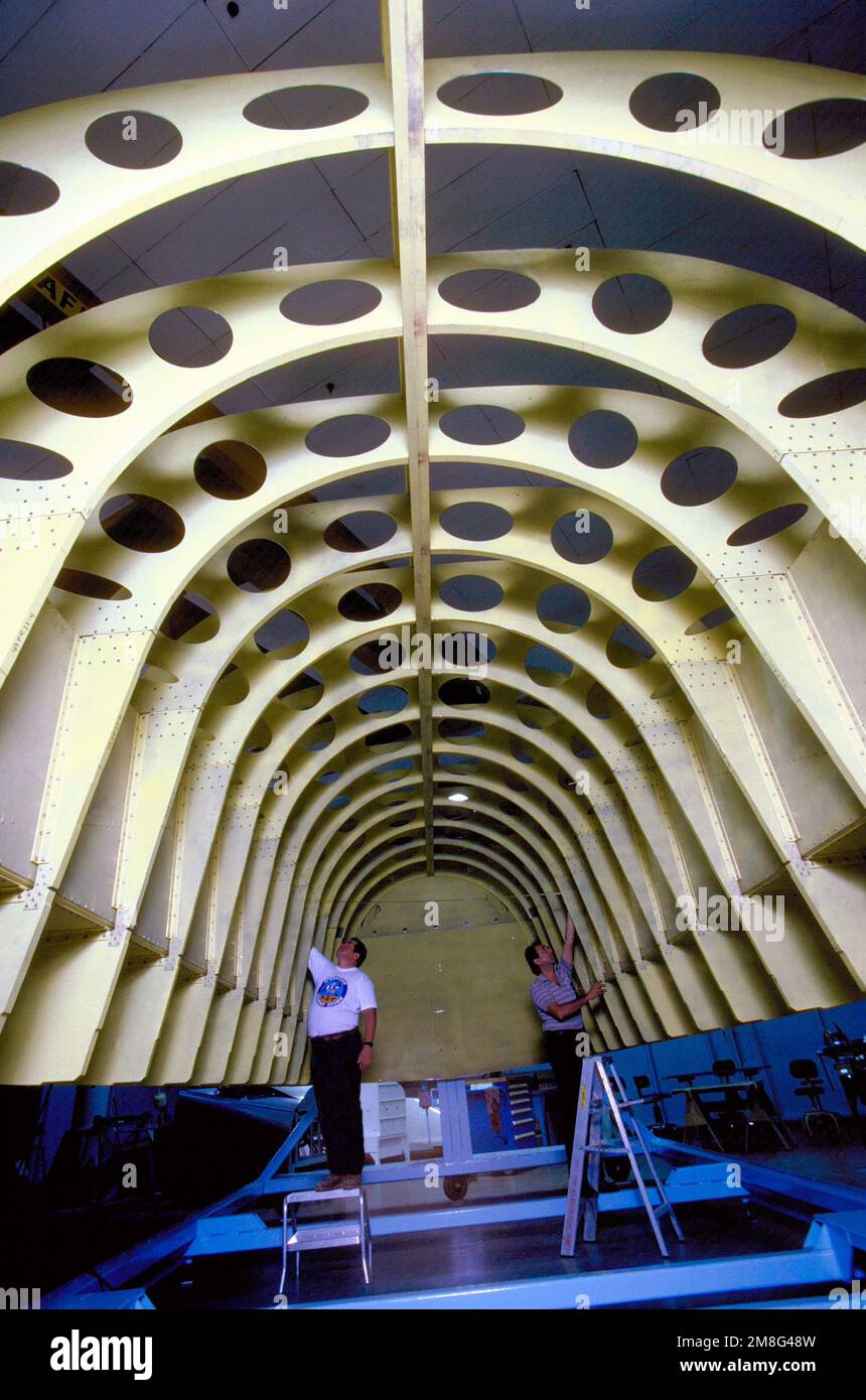 Gli operai installano dei supporti nella baia delle armi di una replica del bombardiere B-1B. Il modello è uno dei quattro costruiti dalla 12th Flying Training Wing Trainer Development Division per l'uso da parte degli apprendisti del caricatore di armi. Base: Randolph Air Force base Stato: Texas(TX) Paese: Stati Uniti d'America (USA) Foto Stock