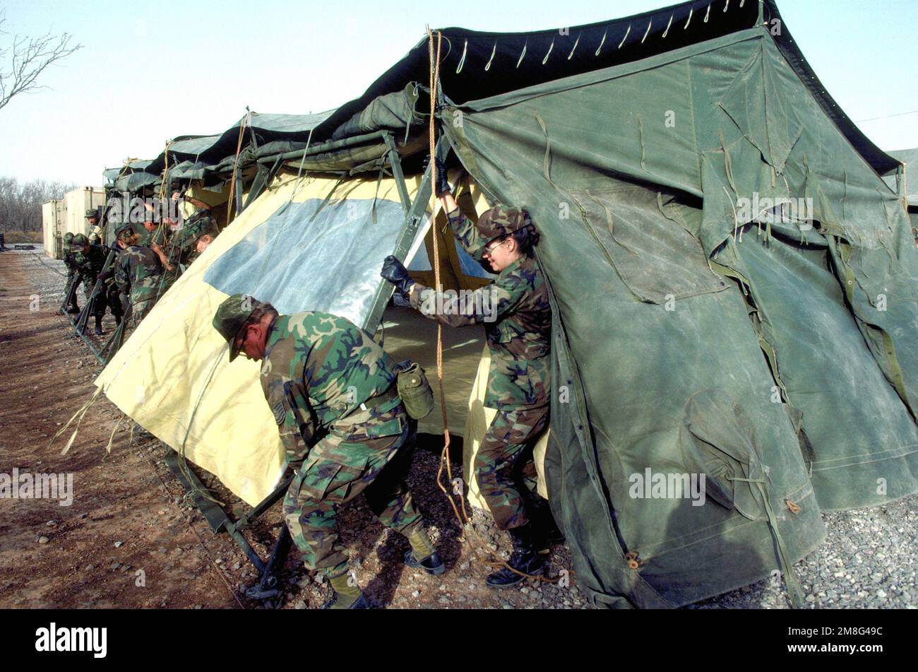 Il personale medico ha allestito un ospedale trasportabile per via aerea durante la formazione presso il Medical Readiness Center. L'addestramento, diretto dall'ala di addestramento di servizio medico 3790th, prepara il personale per trattare i feriti in un ambiente di zona di combattimento. Base: Sheppard Air Force base Stato: Texas(TX) Paese: Stati Uniti d'America (USA) Foto Stock