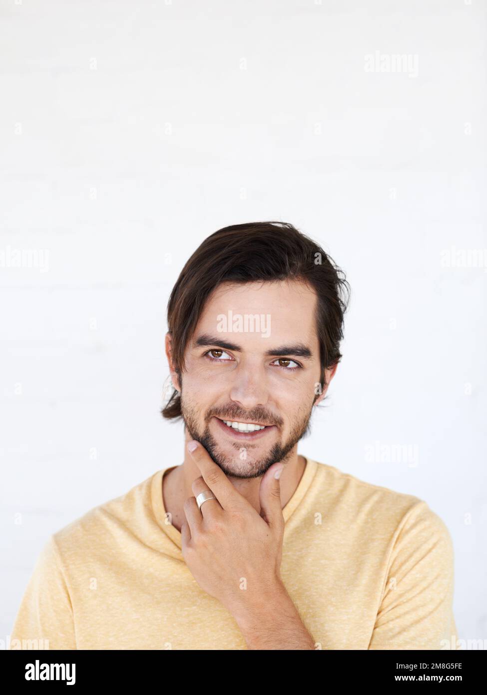 Idea, studio mockup e l'uomo pensare, pensivo e concentrarsi sulla contemplazione del piano di risoluzione dei problemi. Spazio di vendita, mock di pubblicità in su e prodotto Foto Stock