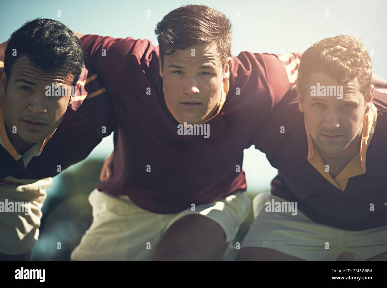 Nessuno può resistere alla nostra mischia. Ritratto di una giovane squadra di rugby in fila per una mischia. Foto Stock