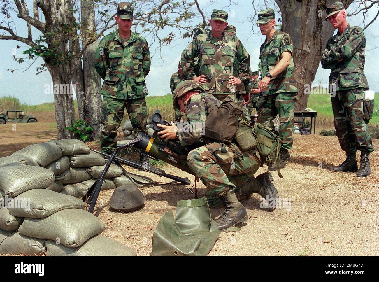 GEN. Gordon R. Sullivan, Stati Uniti Il capo di stato maggiore dell'esercito, Center, è presente come membro del Battaglione DEL 1st, fanteria del 508th (Airborne), collega l'unità visiva a un'arma anticarro M-47 Dragon durante un'esercitazione combinata a fuoco vivo. Base: Fort Kobbe Paese: Panama(PAN) Foto Stock