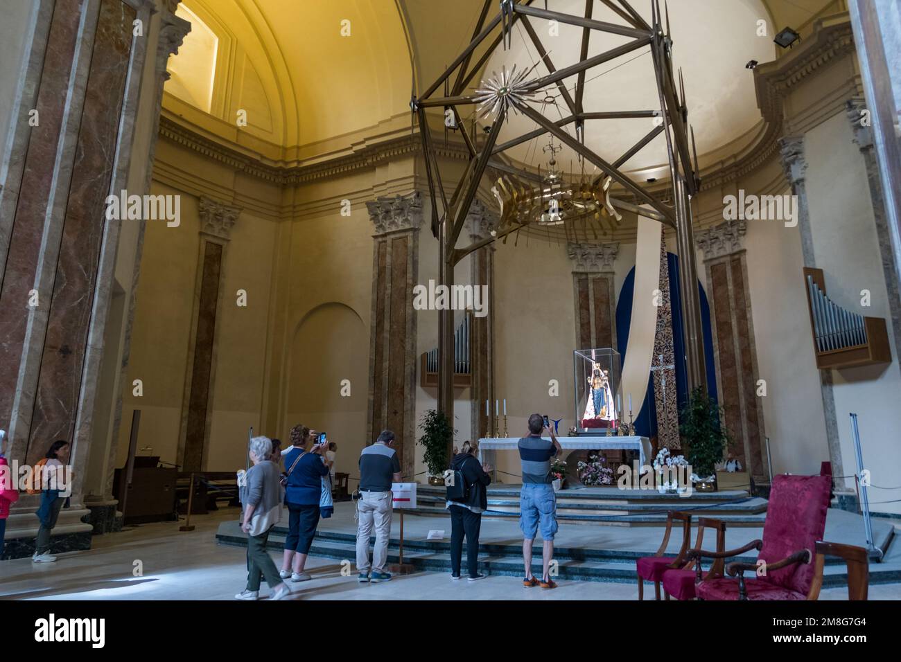 Una veduta della Statua della Madonna Nera di Oropa con un mantello in mosaico esposto nella più recente chiesa di Oropa, nei pressi di Biella Italia Foto Stock