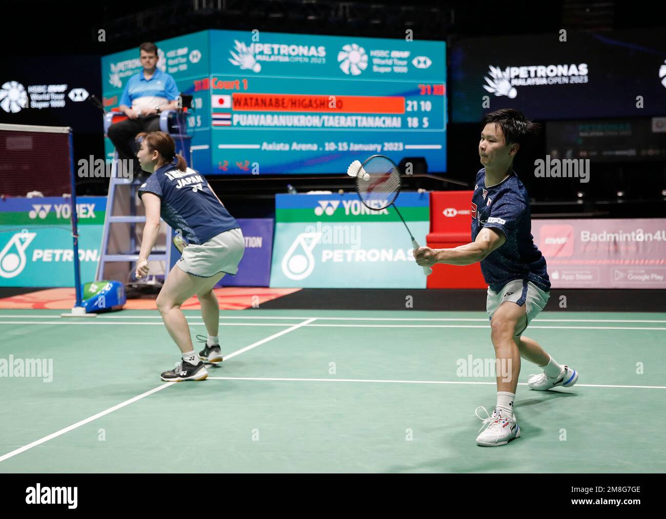 Kuala Lumpur, Malesia. 14th Jan, 2023. Yuta Watanabe e Arisa Higashino del Giappone giocano contro Dechapol Puavanukroh e Sapsiree Taerattanachai della Thailandia durante il match semifinale misto dei Petronas Malaysia Open 2023 all'Axiata Arena, Bukit Jalil. Yuta Watanabe e Arisa Higashino del Giappone hanno vinto con punteggi; 21/21 : 18/15 Credit: SOPA Images Limited/Alamy Live News Foto Stock