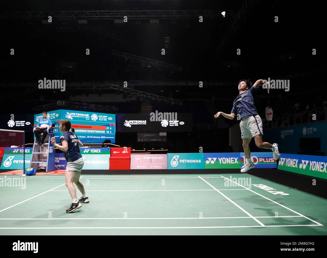 Kuala Lumpur, Malesia. 14th Jan, 2023. Yuta Watanabe e Arisa Higashino del Giappone giocano contro Dechapol Puavanukroh e Sapsiree Taerattanachai della Thailandia durante il match semifinale misto dei Petronas Malaysia Open 2023 all'Axiata Arena, Bukit Jalil. Yuta Watanabe e Arisa Higashino del Giappone hanno vinto con punteggi; 21/21 : 18/15 Credit: SOPA Images Limited/Alamy Live News Foto Stock