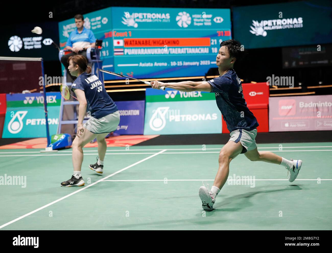 Kuala Lumpur, Malesia. 14th Jan, 2023. Yuta Watanabe e Arisa Higashino del Giappone giocano contro Dechapol Puavanukroh e Sapsiree Taerattanachai della Thailandia durante il match semifinale misto dei Petronas Malaysia Open 2023 all'Axiata Arena, Bukit Jalil. Yuta Watanabe e Arisa Higashino del Giappone hanno vinto con punteggi; 21/21 : 18/15 (Foto di © Wong Fok Loy/SOPA Images/Sipa USA) Credit: Sipa USA/Alamy Live News Foto Stock
