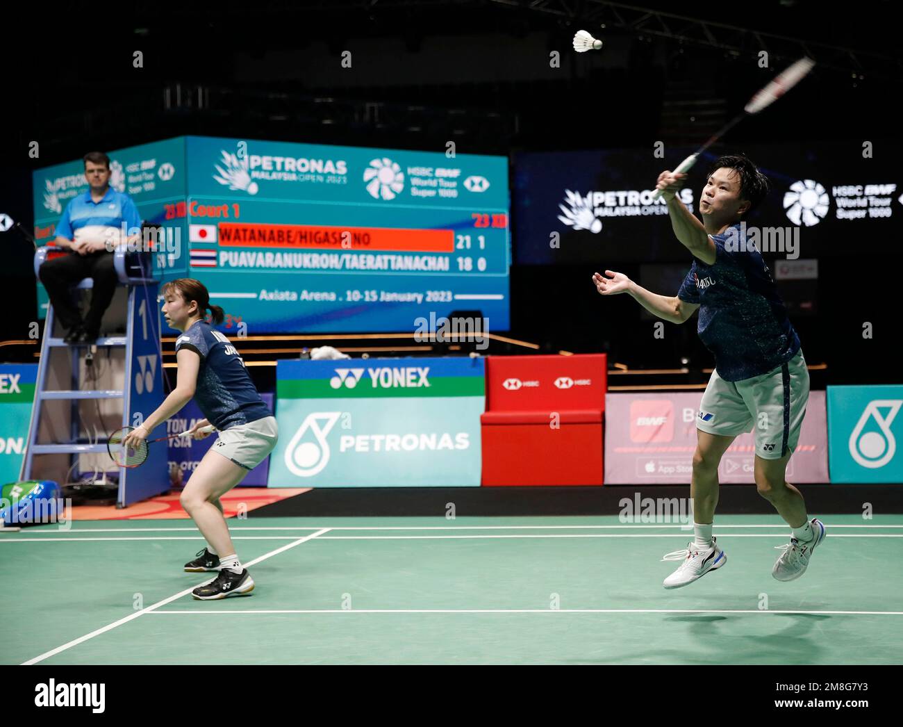Kuala Lumpur, Malesia. 14th Jan, 2023. Yuta Watanabe e Arisa Higashino del Giappone giocano contro Dechapol Puavanukroh e Sapsiree Taerattanachai della Thailandia durante il match semifinale misto dei Petronas Malaysia Open 2023 all'Axiata Arena, Bukit Jalil. Yuta Watanabe e Arisa Higashino del Giappone hanno vinto con punteggi; 21/21 : 18/15 (Foto di © Wong Fok Loy/SOPA Images/Sipa USA) Credit: Sipa USA/Alamy Live News Foto Stock