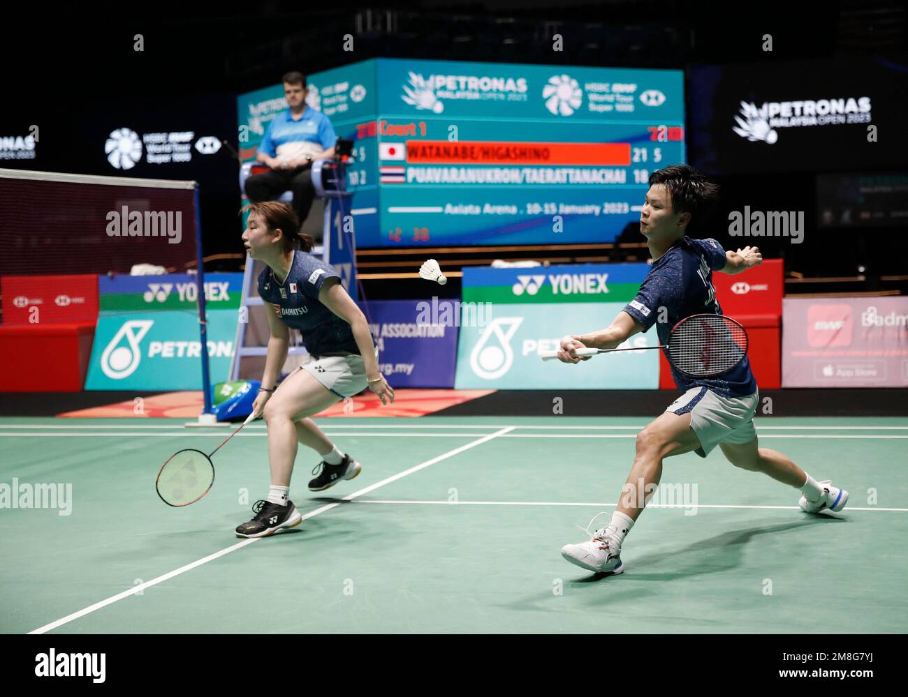 Kuala Lumpur, Malesia. 14th Jan, 2023. Yuta Watanabe e Arisa Higashino del Giappone giocano contro Dechapol Puavanukroh e Sapsiree Taerattanachai della Thailandia durante il match semifinale misto dei Petronas Malaysia Open 2023 all'Axiata Arena, Bukit Jalil. Yuta Watanabe e Arisa Higashino del Giappone hanno vinto con punteggi; 21/21 : 18/15 (Foto di © Wong Fok Loy/SOPA Images/Sipa USA) Credit: Sipa USA/Alamy Live News Foto Stock