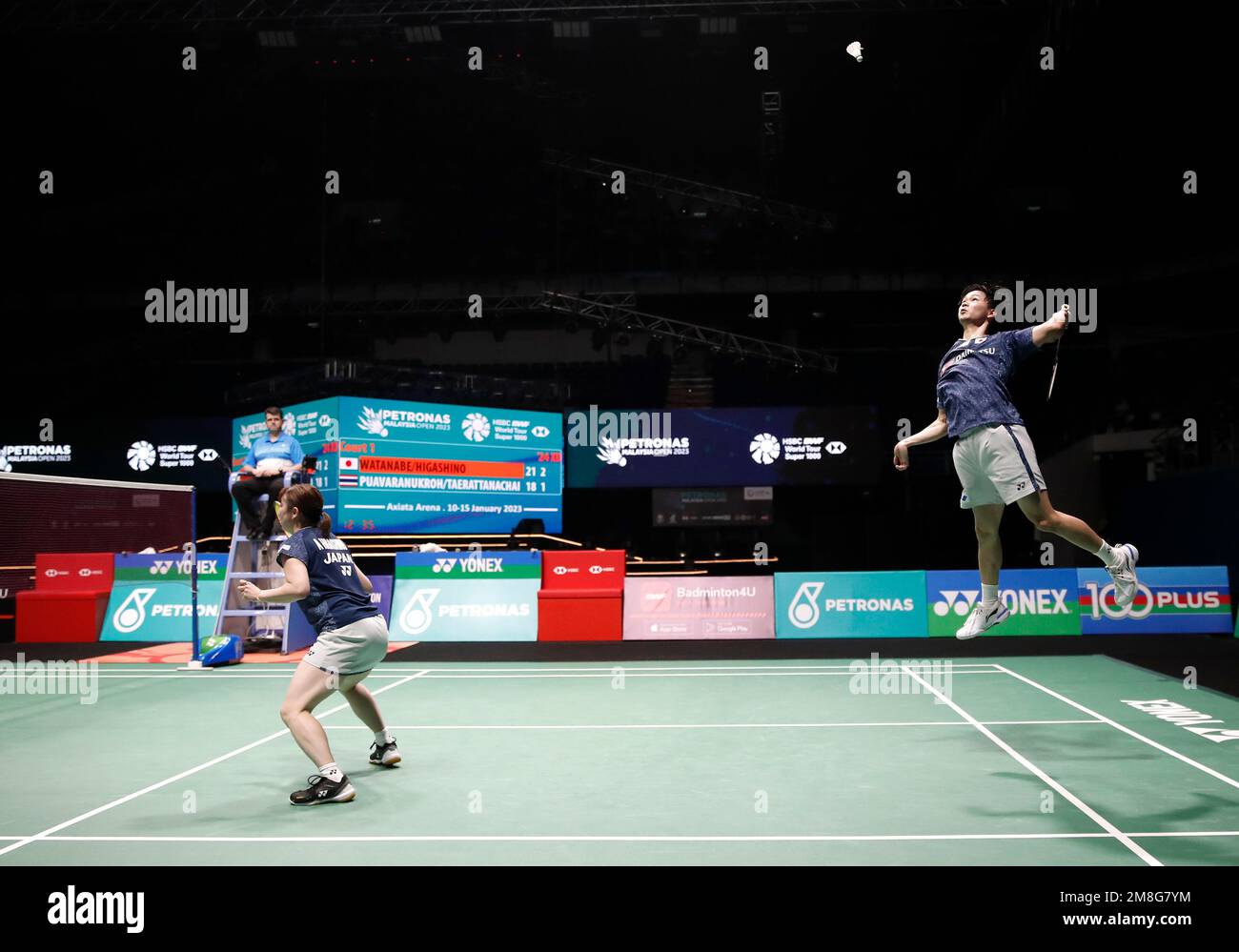 Kuala Lumpur, Malesia. 14th Jan, 2023. Yuta Watanabe e Arisa Higashino del Giappone giocano contro Dechapol Puavanukroh e Sapsiree Taerattanachai della Thailandia durante il match semifinale misto dei Petronas Malaysia Open 2023 all'Axiata Arena, Bukit Jalil. Yuta Watanabe e Arisa Higashino del Giappone hanno vinto con punteggi; 21/21 : 18/15 (Foto di © Wong Fok Loy/SOPA Images/Sipa USA) Credit: Sipa USA/Alamy Live News Foto Stock