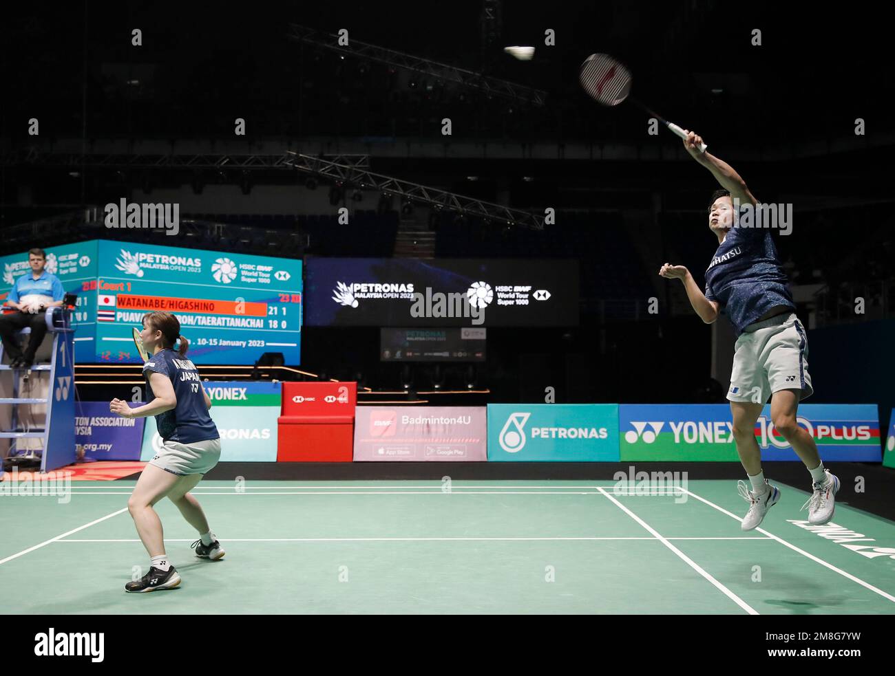 Kuala Lumpur, Malesia. 14th Jan, 2023. Yuta Watanabe e Arisa Higashino del Giappone giocano contro Dechapol Puavanukroh e Sapsiree Taerattanachai della Thailandia durante il match semifinale misto dei Petronas Malaysia Open 2023 all'Axiata Arena, Bukit Jalil. Yuta Watanabe e Arisa Higashino del Giappone hanno vinto con punteggi; 21/21 : 18/15 (Foto di © Wong Fok Loy/SOPA Images/Sipa USA) Credit: Sipa USA/Alamy Live News Foto Stock