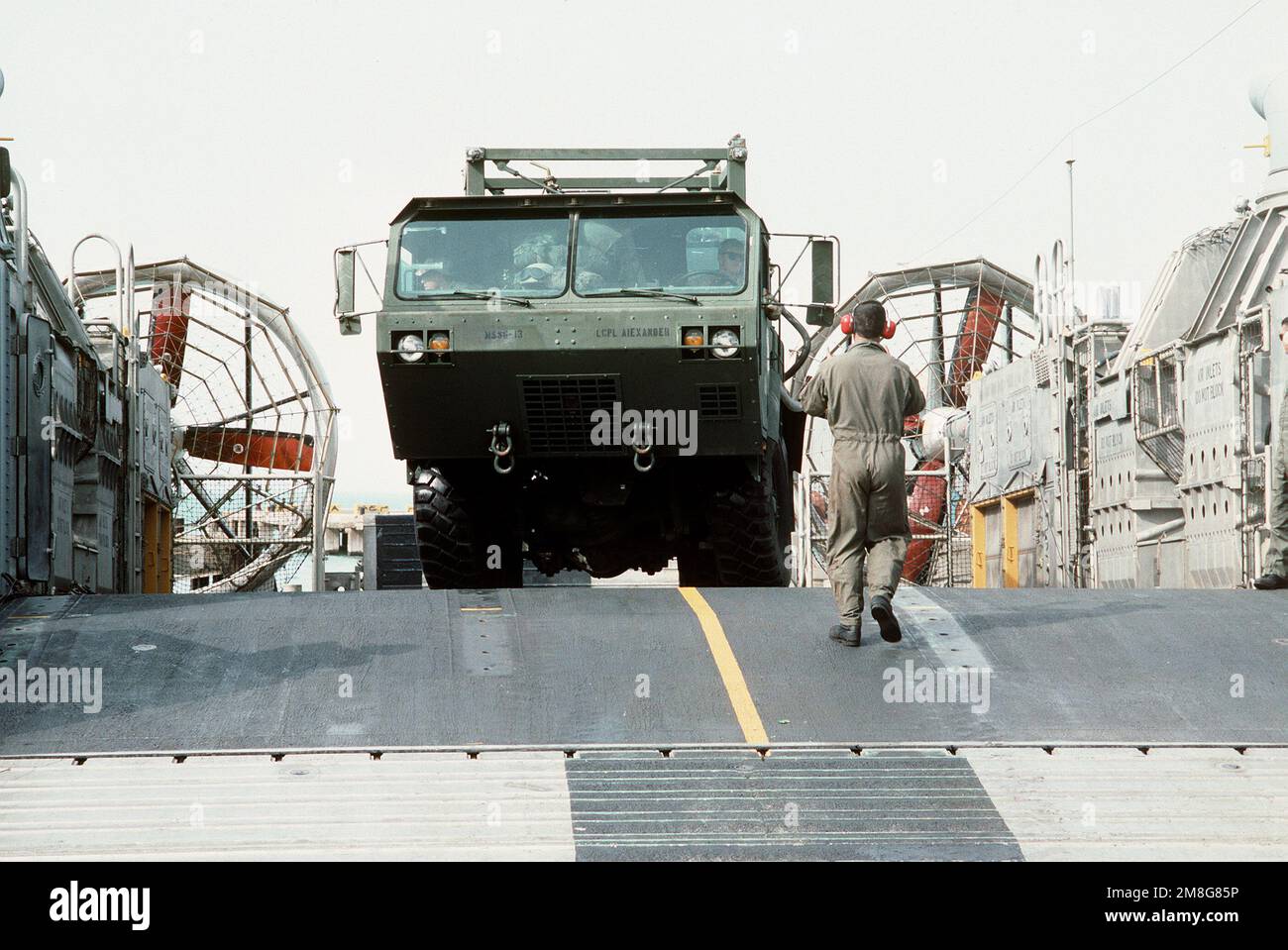 Un camion tattico di mobilità estesa pesante della serie M-977 viene scaricato da un'imbarcazione di atterraggio con ammortizzatore pneumatico (LCAC) dell'unità di abilità d'assalto 5 (ACU-5) durante l'esercizio Eager Mace 92-1, il primo importante esercizio di servizio combinato degli Stati Uniti e del Kuwait dalla fine dell'operazione Desert Storm. Subject Operation/Series: EAGER MACE 92-1DESERT STORM Paese: Kuwait (KWT) Foto Stock