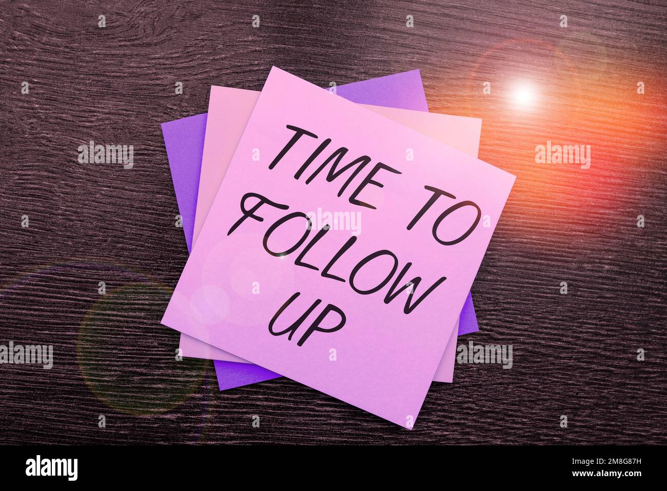 Testo che mostra il tempo di ispirazione per il follow-up. Parola scritta su richiesta dell'attività precedente o continuazione delle informazioni Foto Stock