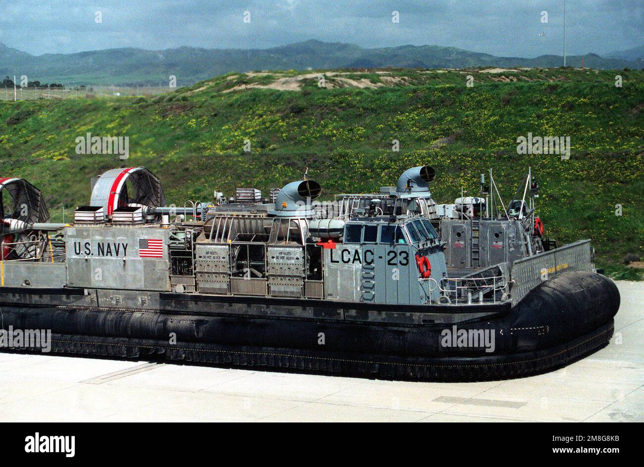 Il velivolo con imbottitura pneumatica LCAC-23 dell'Assault Craft 5 (ACU-5) poggia sulla terra dopo essere uscito dall'acqua. Paese: Sconosciuto Foto Stock