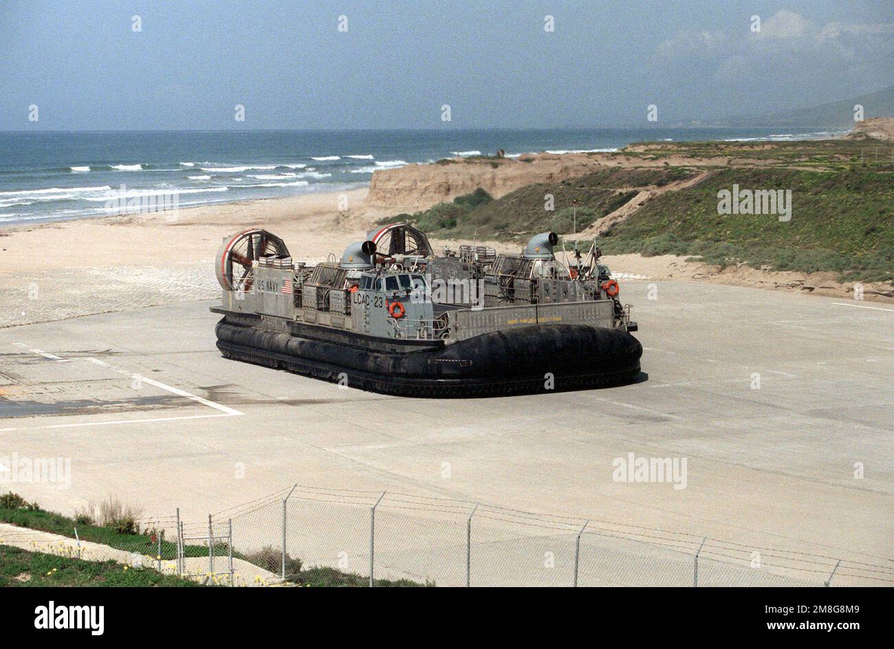 Il velivolo con imbottitura pneumatica LCAC-23 della Assault Craft Unit 5 (ACU-5) poggia sulla terra dopo essere uscito dall'acqua. Paese: Sconosciuto Foto Stock