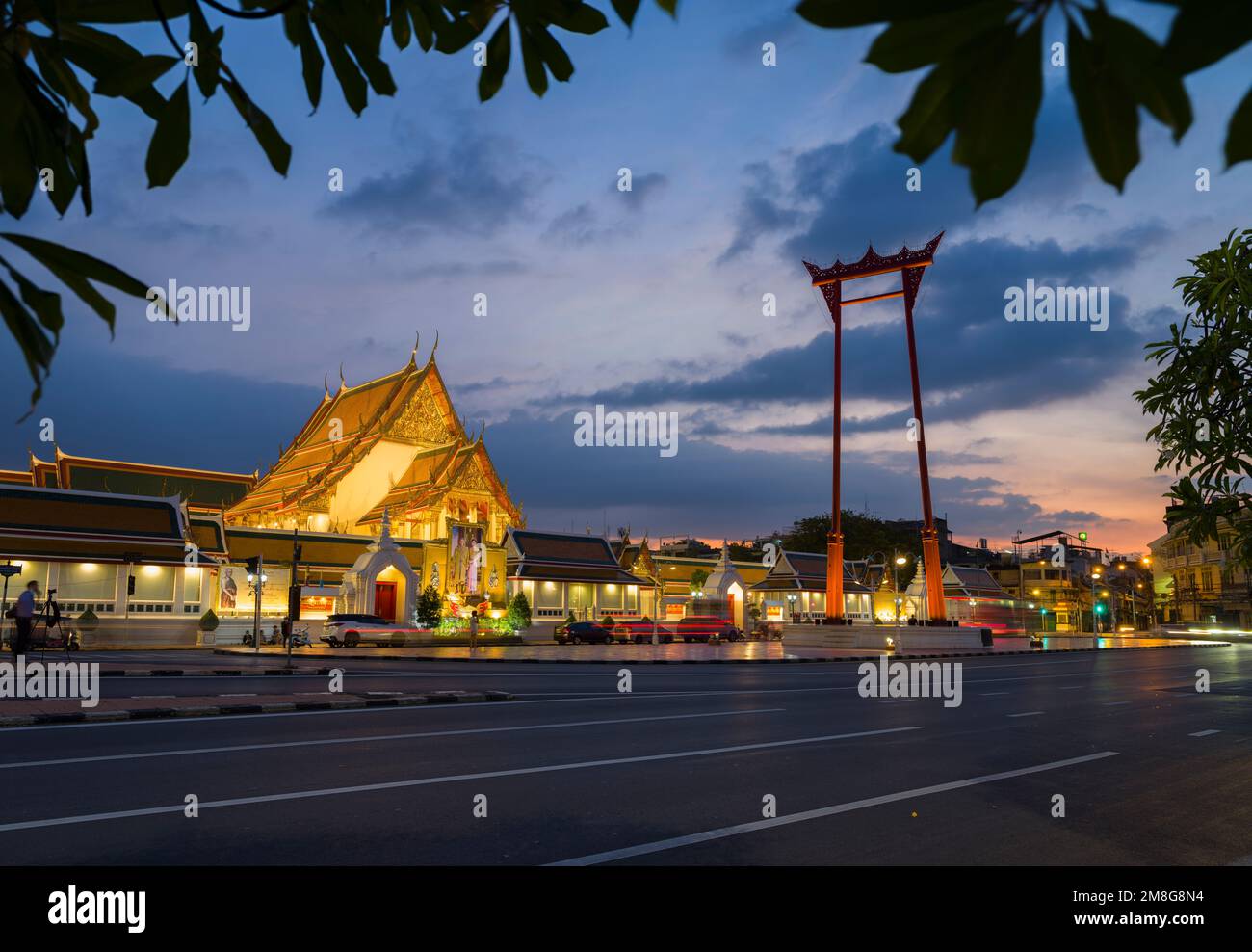 Bangkok, Thailandia. 25 novembre 2022. L'oscillazione gigante e Wat Suthat Thepwararam Ratchaworahawihan sera. L'attrazione turistica più visitata di Bangkok Foto Stock