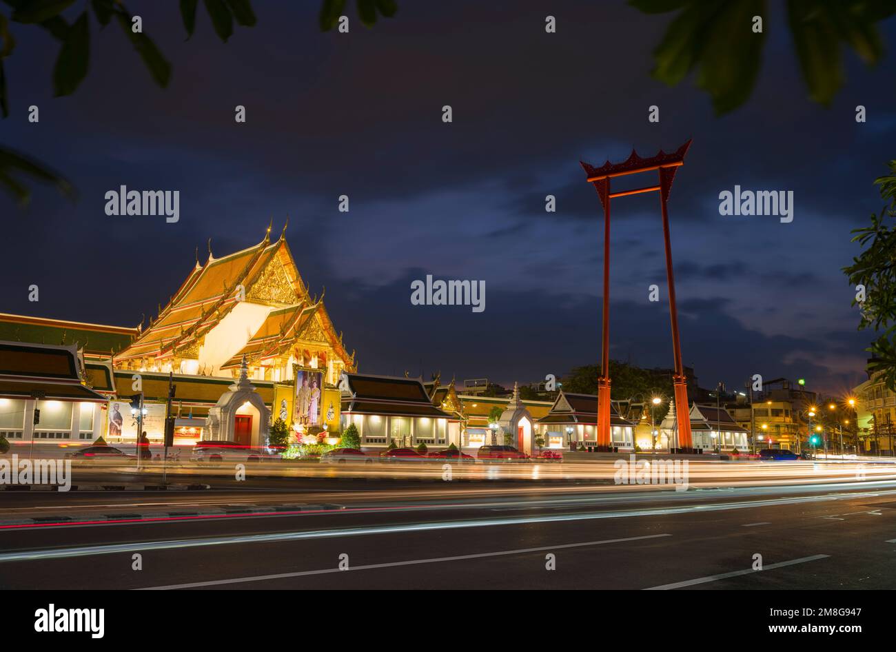 Bangkok, Thailandia. 25 novembre 2022. L'oscillazione gigante e Wat Suthat Thepwararam Ratchaworahawihan sera. L'attrazione turistica più visitata di Bangkok Foto Stock