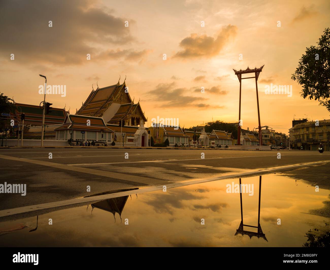 Bangkok, Thailandia. 25 novembre 2022. L'oscillazione gigante e Wat Suthat Thepwararam Ratchaworahawihan tramonto tempo. Le attrazioni turistiche più visitate di Bangkok Foto Stock