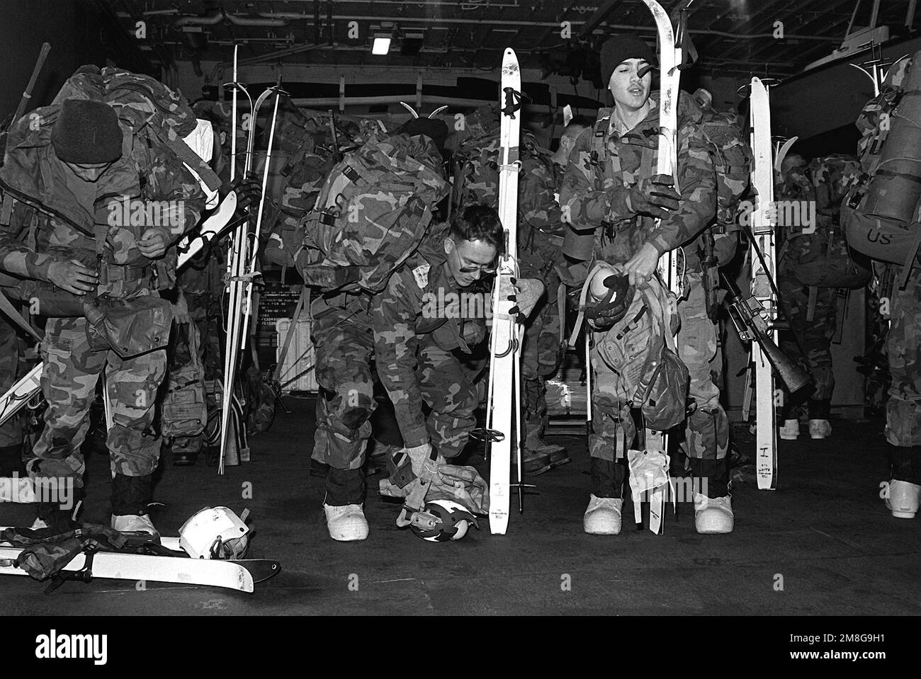 STATI UNITI I Marines che si preparano a scendere in elicottero stanno effettuando controlli all'ultimo minuto dei loro sci di neve e attrezzatura alpina nella baia hangar della nave d'assalto anfibio USS GUADALCANAL (LPH-7). La USS GUADALCANAL si trova nel Baltico e partecipa all'esercitazione Teamwork '92. Soggetto operativo/Serie: LAVORO DI SQUADRA '92 Paese: Mare di Norvegia Foto Stock