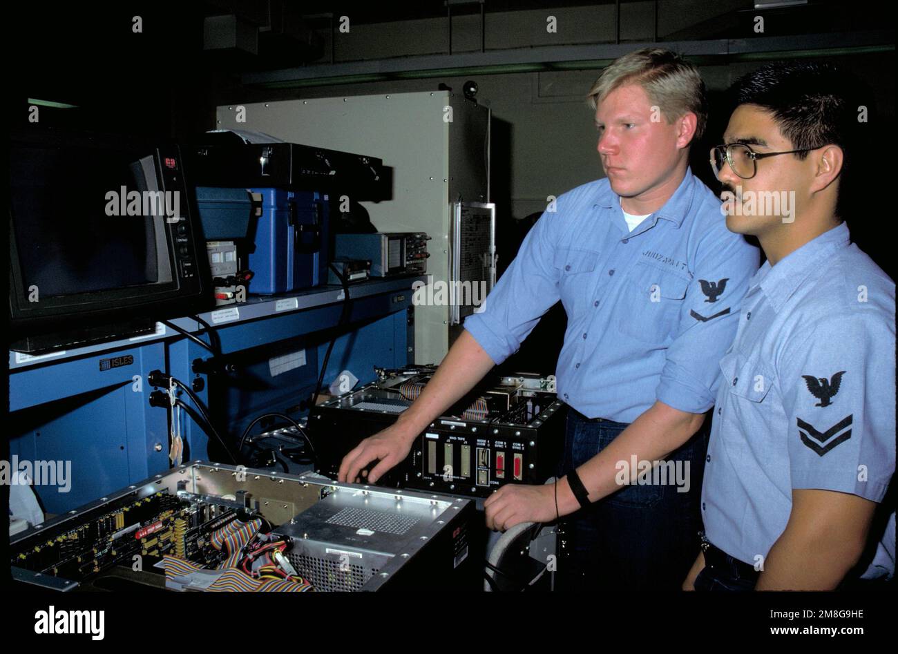 Tecnici elettronici Juozapitis e Monroe forniscono assistenza tecnica alla nave per problemi meteorologici/oceanografici ed esaminano le attrezzature utilizzate dal team mobile del distaccamento del comando oceanografico navale. Base: Stazione Navale, Rota Paese: Spain(ESP) Foto Stock