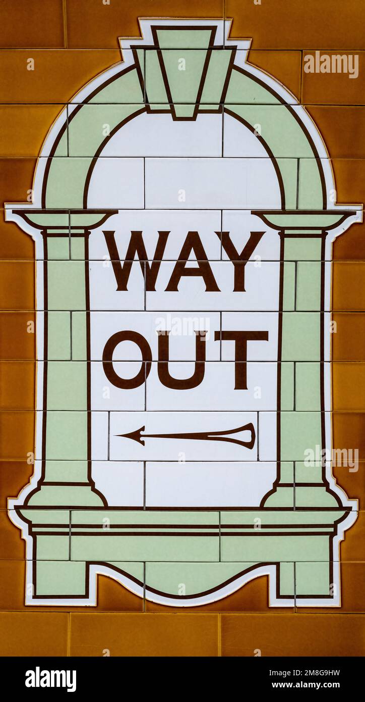 Londra, Regno Unito - 5th gennaio 2023: Art deco via fuori cartello piastrellato alla stazione della metropolitana di Covent Garden, che è stato aperto nel 1907 ed è sulla TFL Piccadilly Foto Stock