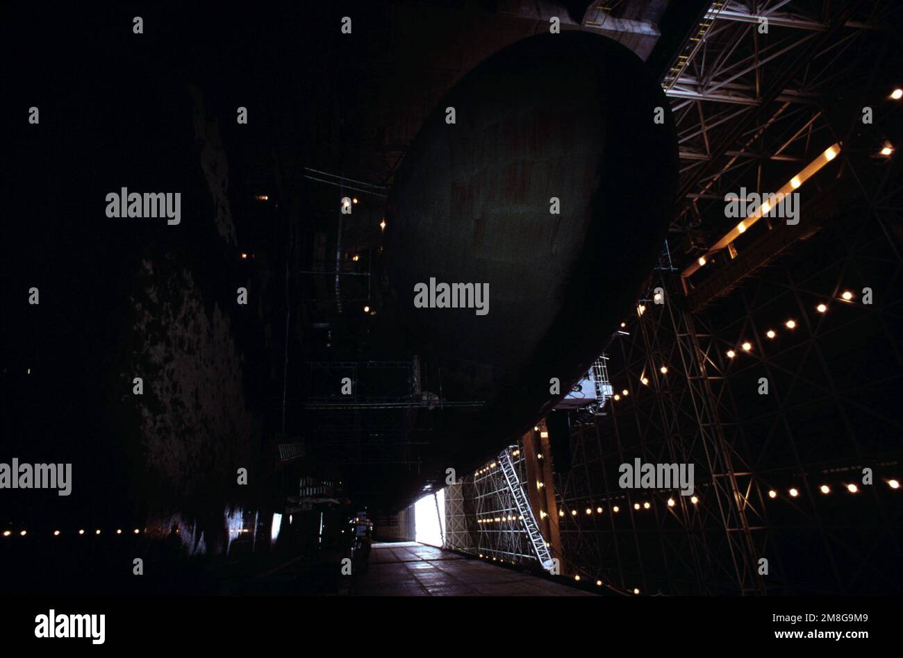 Lo scafo del sottomarino missilistico strategico a energia nucleare USS PENNSYLVANIA (SSBN 735) viene pulito e ispezionato mentre il sottomarino viene sottoposto a manutenzione presso il bacino di rimessa a secco dell'impianto di Trident. Base: Naval Submarine base, Kings Bay Stato: Georgia(GA) Paese: Stati Uniti d'America (USA) Foto Stock