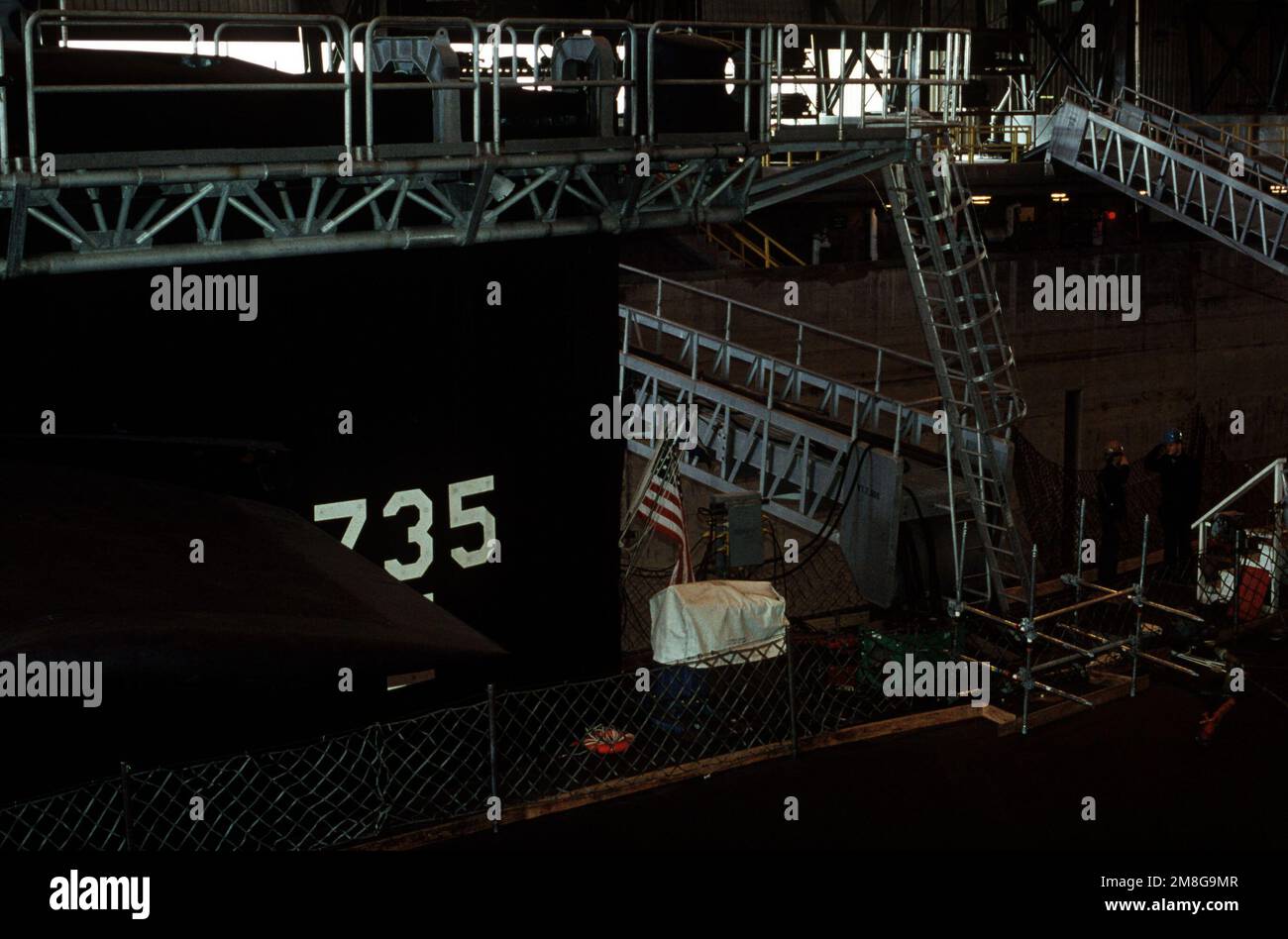 L'impalcatura circonda la struttura velica del sottomarino missilistico strategico nucleare USS PENNSYLVANIA (SSBN 735) mentre il sottomarino viene sottoposto a manutenzione presso il bacino di rimessa a secco dell'impianto di Trident. Base: Naval Submarine base, Kings Bay Stato: Georgia(GA) Paese: Stati Uniti d'America (USA) Foto Stock