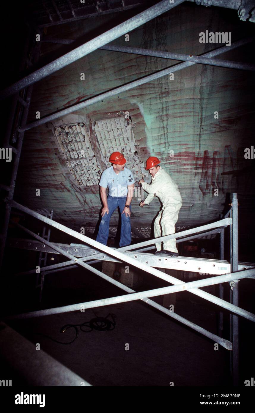 I tecnici puliscono e ispezionano lo scafo del sottomarino missilistico strategico nucleare USS PENNSYLVANIA (SSBN 735) mentre il sottomarino viene sottoposto a manutenzione presso il bacino di rimessa a secco dell'impianto di Trident. Base: Naval Submarine base, Kings Bay Stato: Georgia(GA) Paese: Stati Uniti d'America (USA) Foto Stock