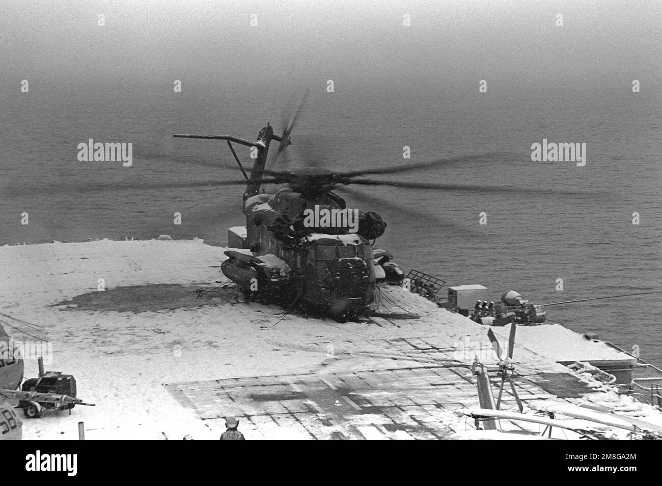 Un elicottero CH-53E Super Stallion riscalda i suoi motori prima di decollare dal ponte di volo della nave d'assalto anfibio USS GUADALCANAL (LPH-7) durante l'esercitazione NATO Teamwork '92. Subject Operation/Series: LAVORO DI SQUADRA '92 base: Trondheim Fjord Paese: Norvegia (NOR) Foto Stock