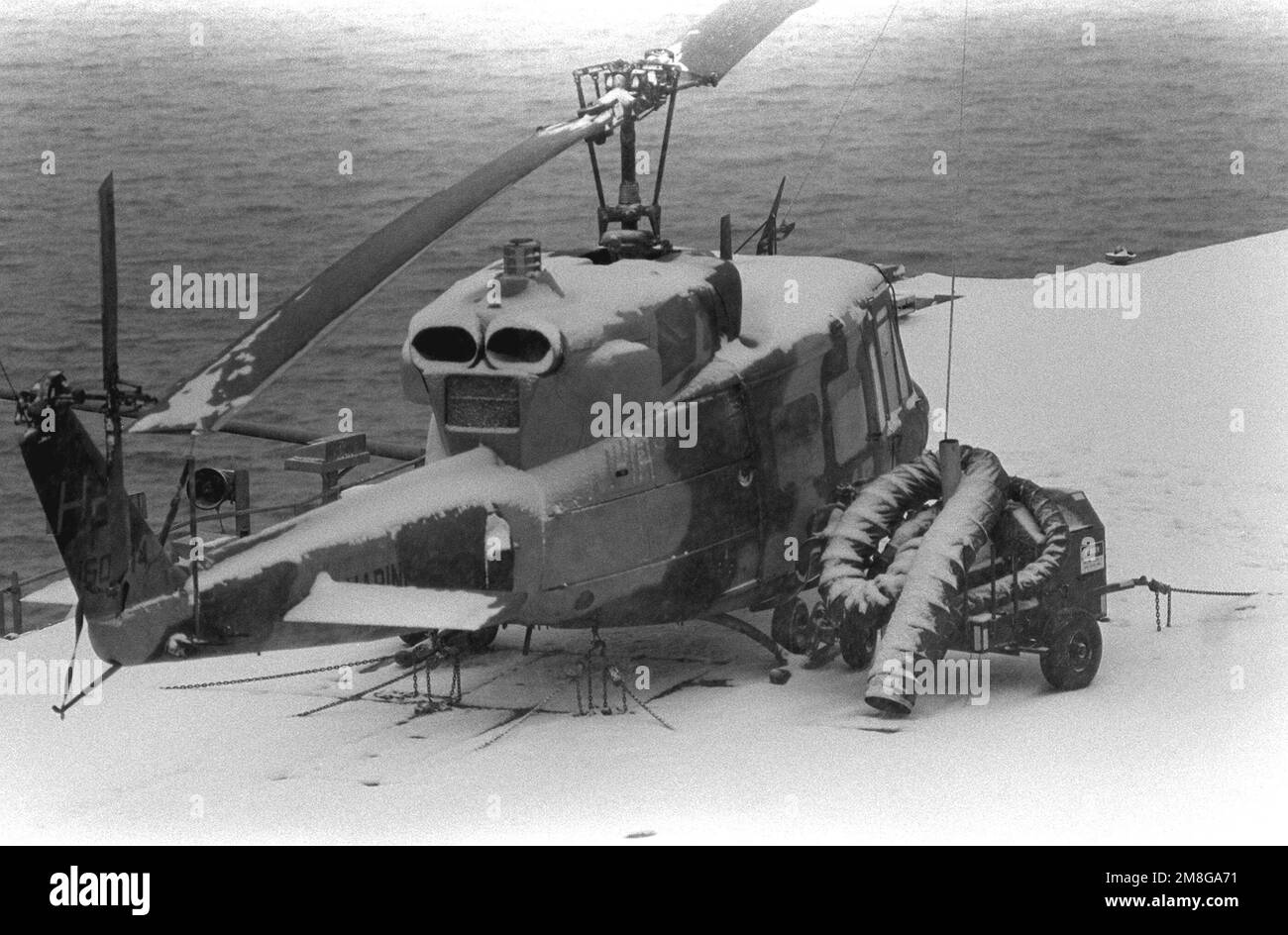 Un elicottero UH-1N Iroquois 'Huey' siede sul ponte di volo della nave d'assalto anfibio USS GUADALCANAL (LPH-7) durante una tempesta di neve. La USS GUADALCANAL partecipa all'esercitazione NATO Teamwork '92. Subject Operation/Series: LAVORO DI SQUADRA '92 base: Trondheim Fjord Paese: Norvegia (NOR) Foto Stock