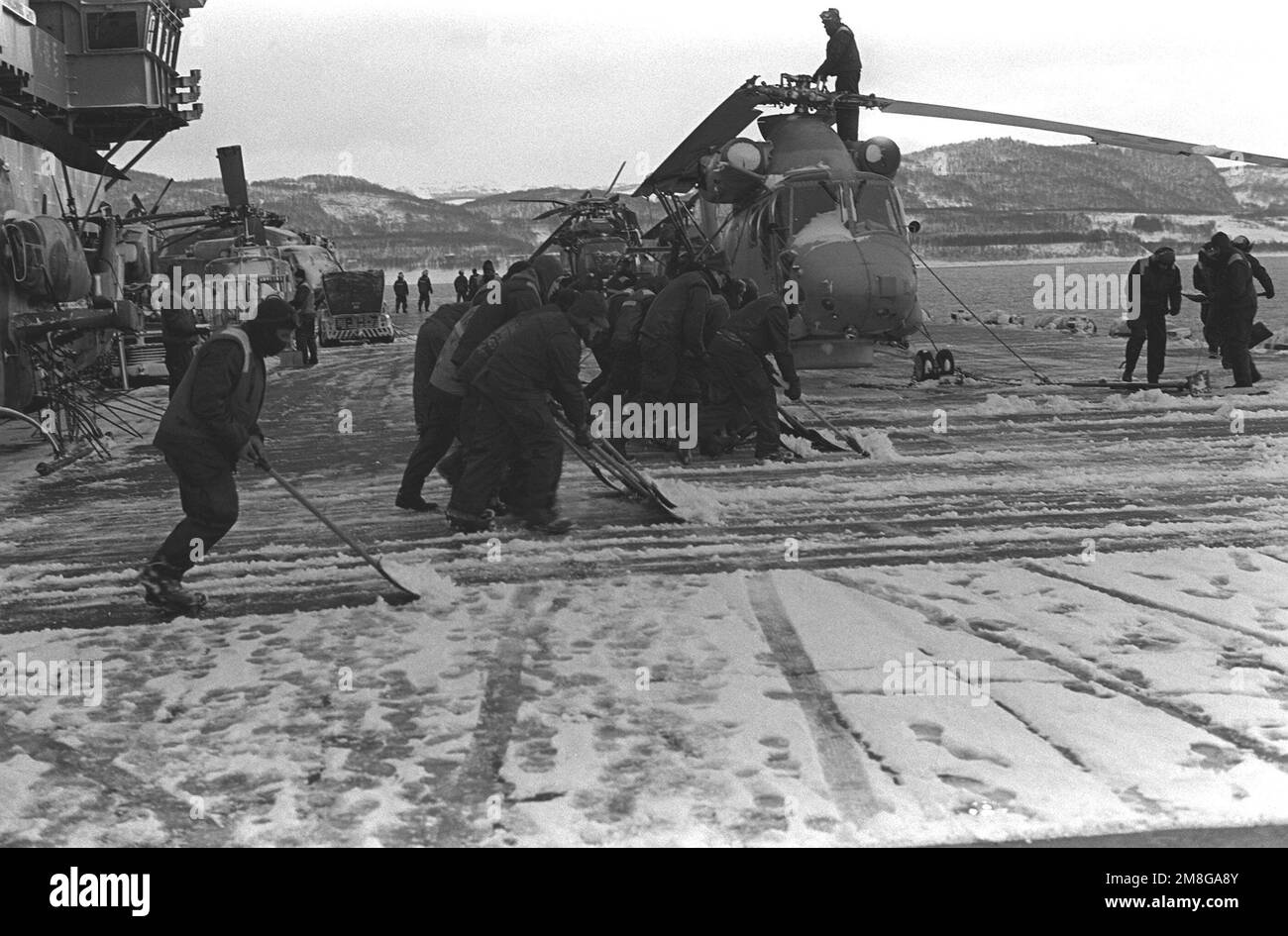 Il personale del ponte di volo deve ancora una volta togliere la pala dal ponte di volo della nave d'assalto anfibio USS GUADALCANAL (LPH-7) prima di riprendere le operazioni di volo durante l'esercizio NATO Teamwork '92. Subject Operation/Series: LAVORO DI SQUADRA '92 base: Trondheim Fjord Paese: Norvegia (NOR) Foto Stock